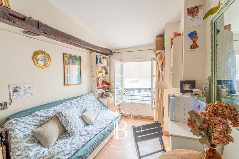 PARIS 9 ème - STUDIO - ETAGE ELEVE - ASCENSEUR - VUE DEGAGEE  - CLAIR - CALME