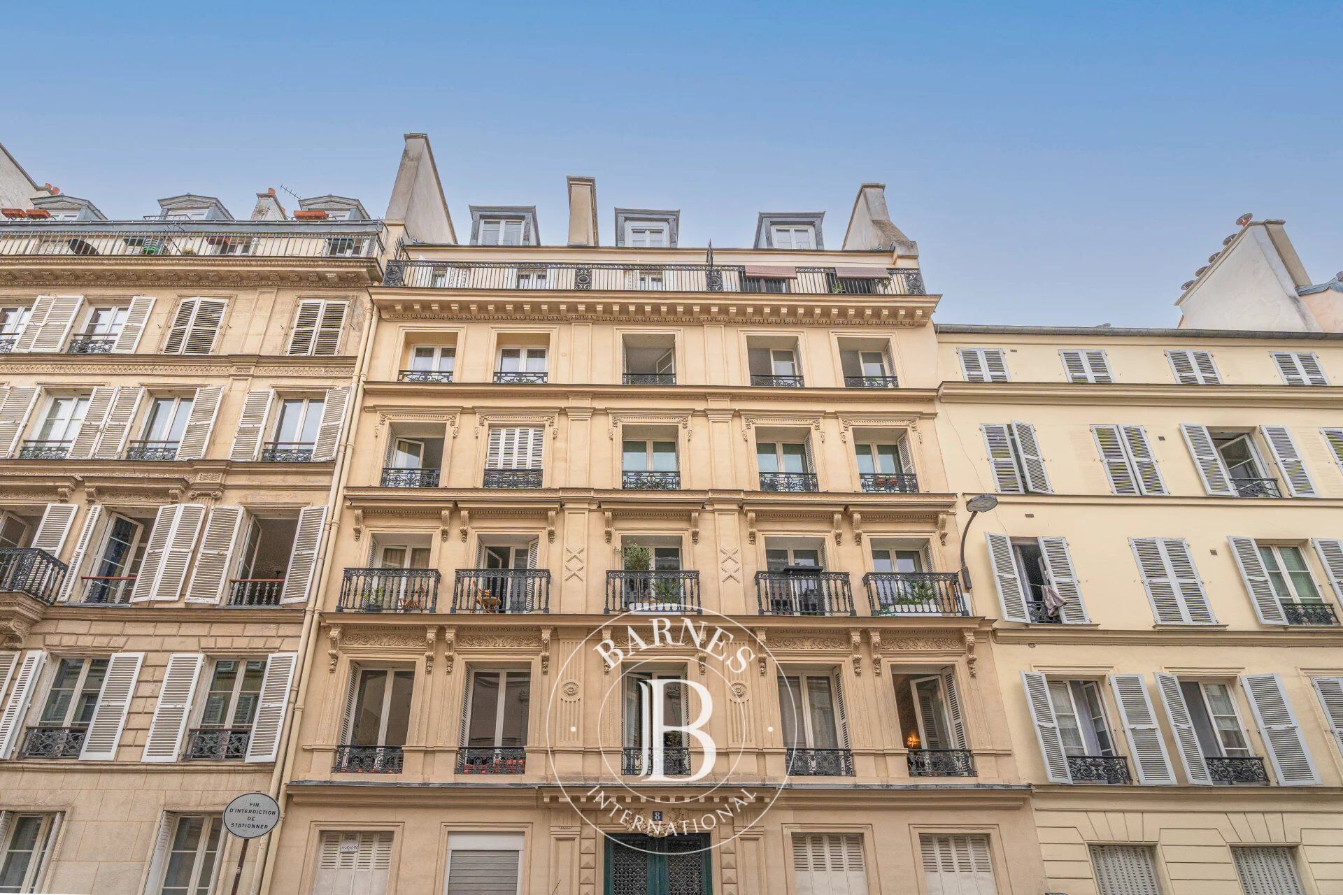 PARIS 9 ème - STUDIO - ETAGE ELEVE - ASCENSEUR - VUE DEGAGEE  - CLAIR - CALME - picture 3