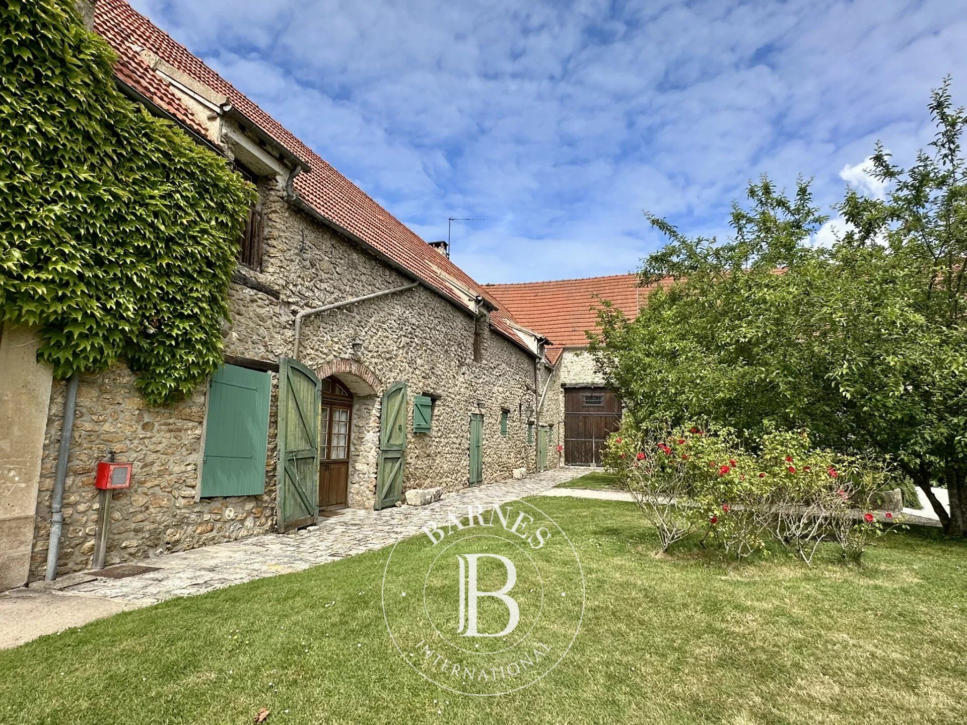 Exclusivité – Saint-Vrain (91) – Corps de ferme restaurée avec trois granges – Jardin de 6 600 m² - picture 1