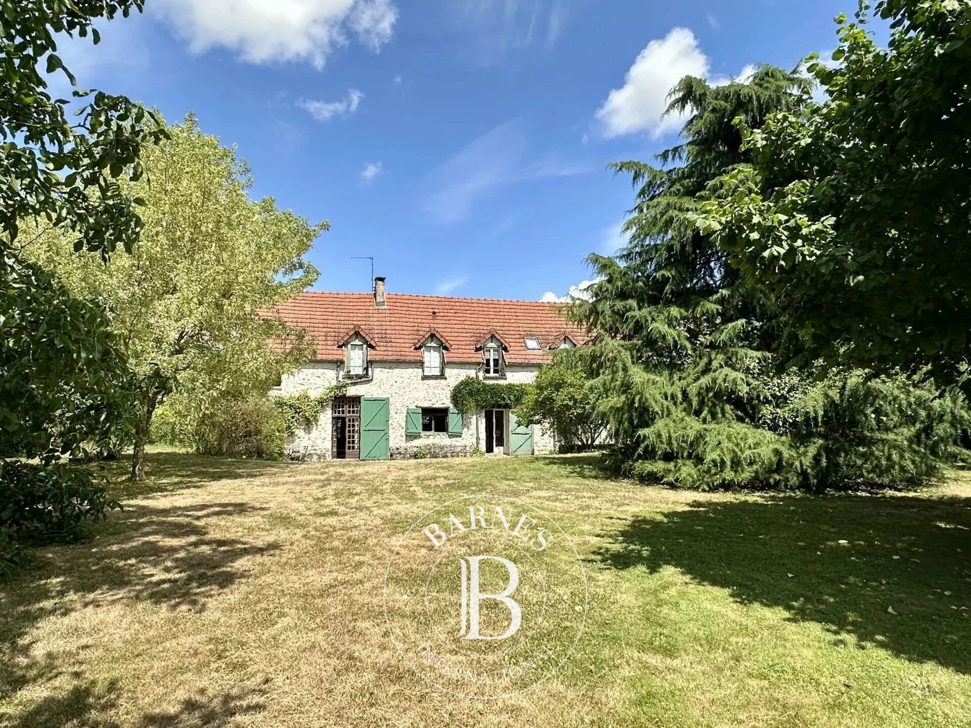 Exclusivité – Saint-Vrain (91) – Corps de ferme restaurée avec trois granges – Jardin de 6 600 m² - picture 2