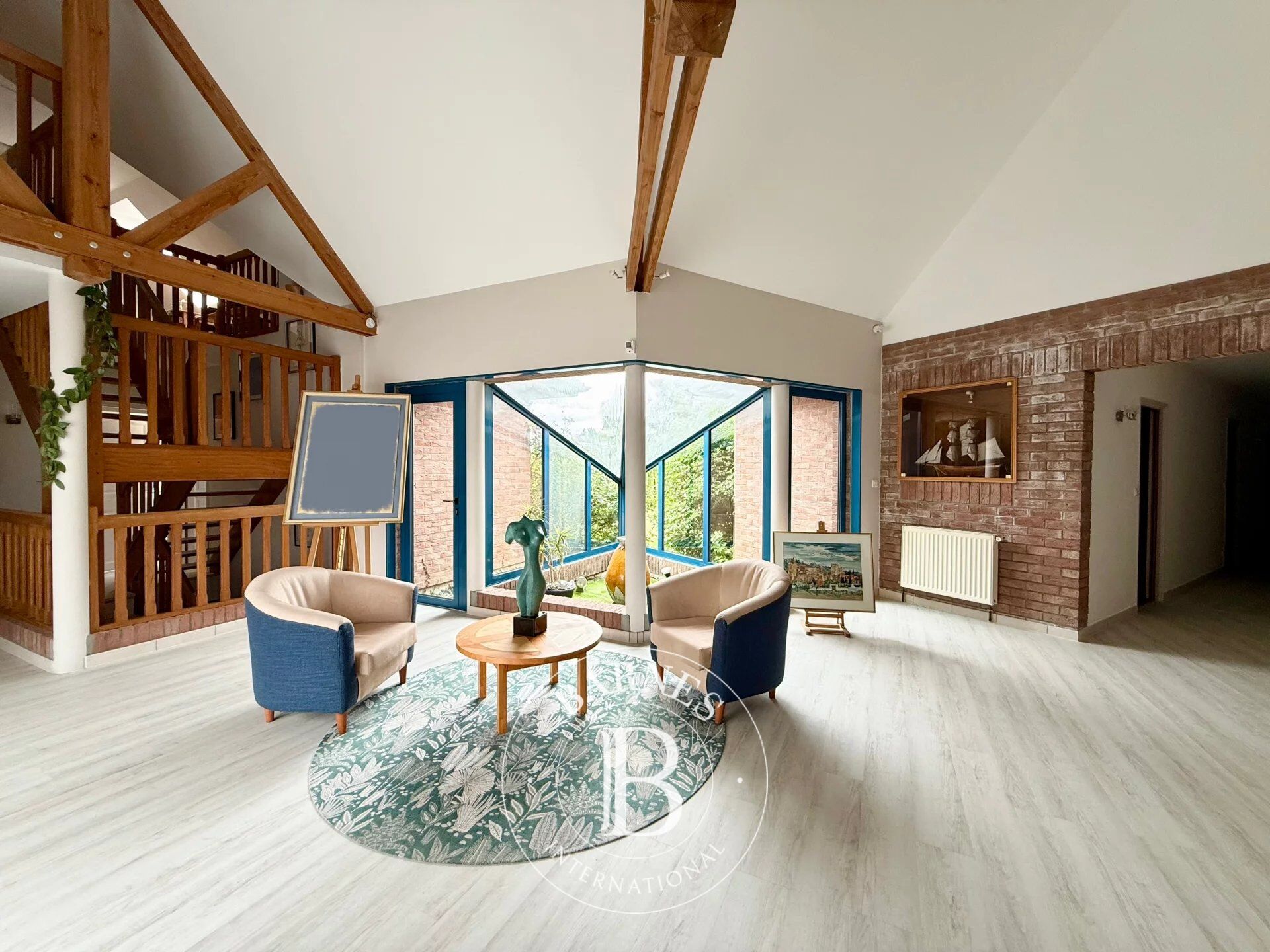 Single-storey architect-designed house in a privileged setting - picture 2