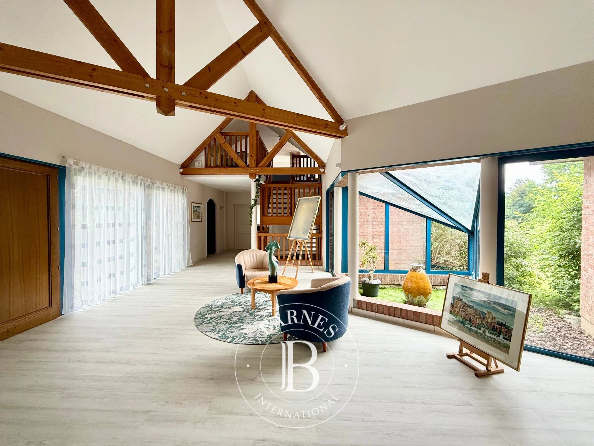 Single-storey architect-designed house in a privileged setting - picture 3