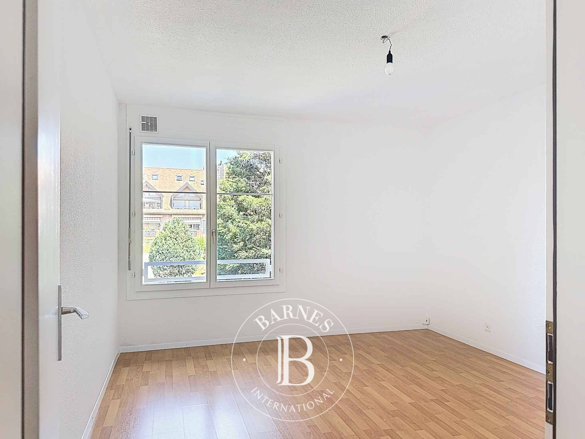 Daire Gland - picture 8