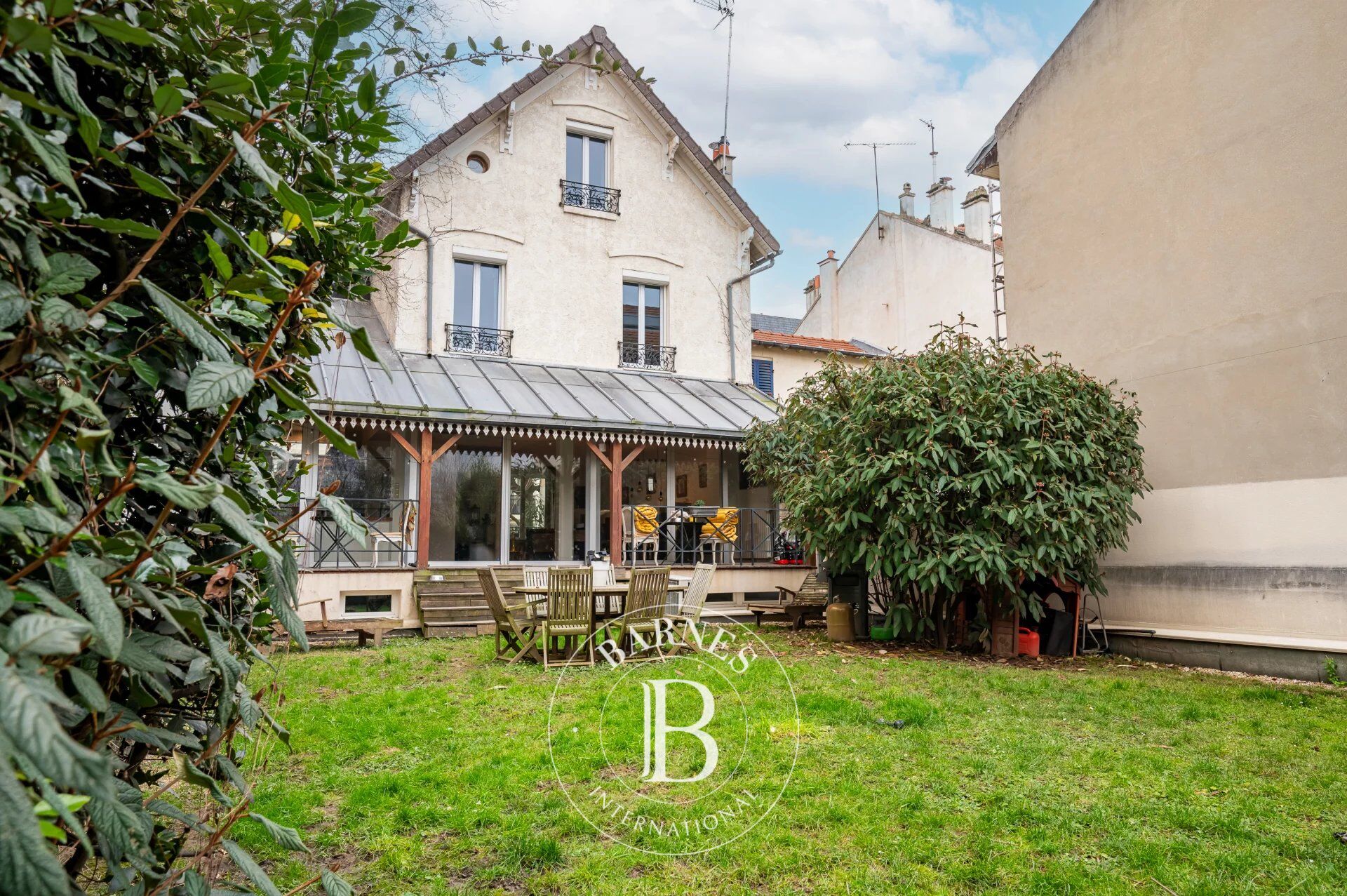 LA GARENNE COLOMBES FAMILY HOUSE WITH GARDEN - picture 2