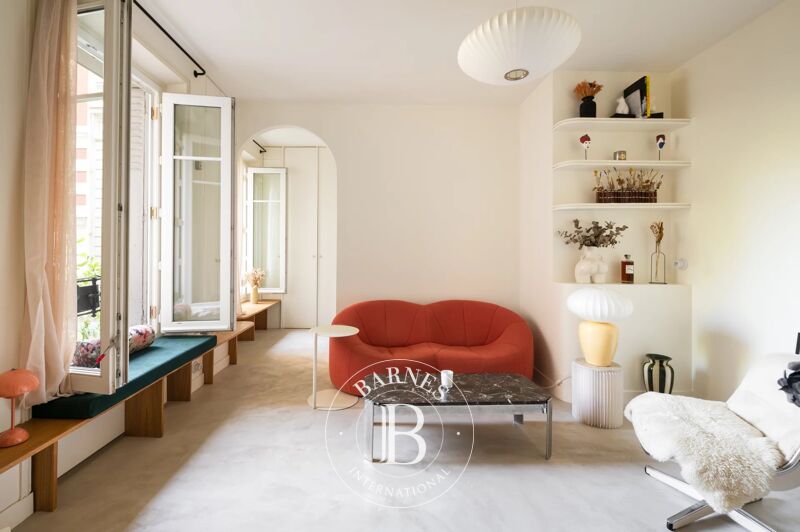 PARIS 18 - NEW - BRIGHT - ONE BEDROOM - RENOVATED BY AN ARCHITECT