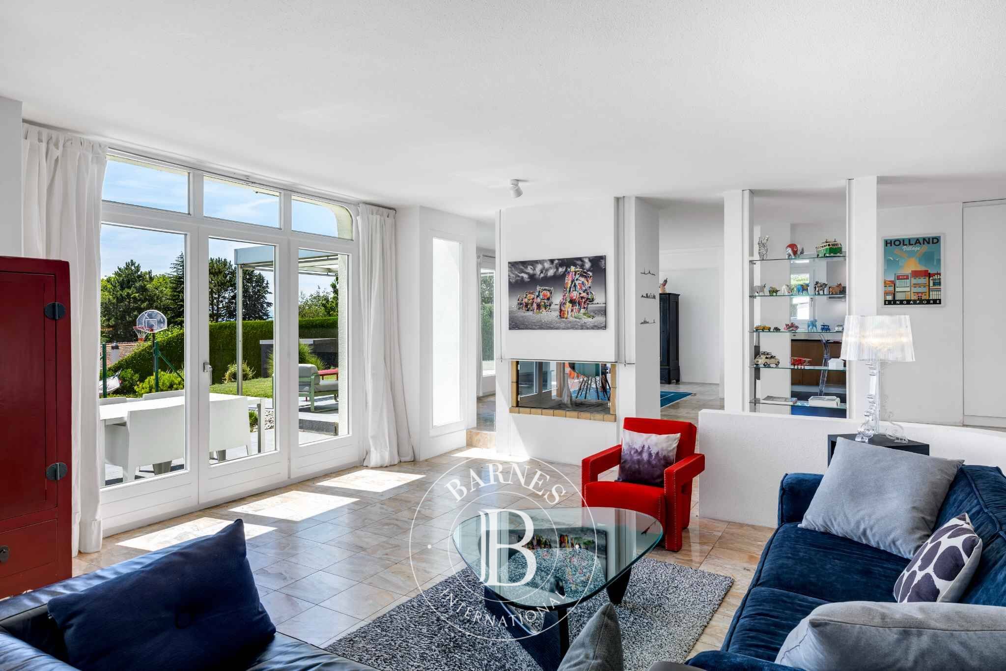 Villa Lutry - picture 1