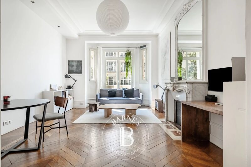 Apartment for sale - Paris 3 - Rambuteau - 2 bedrooms - Great volume - Natural light - Lift
