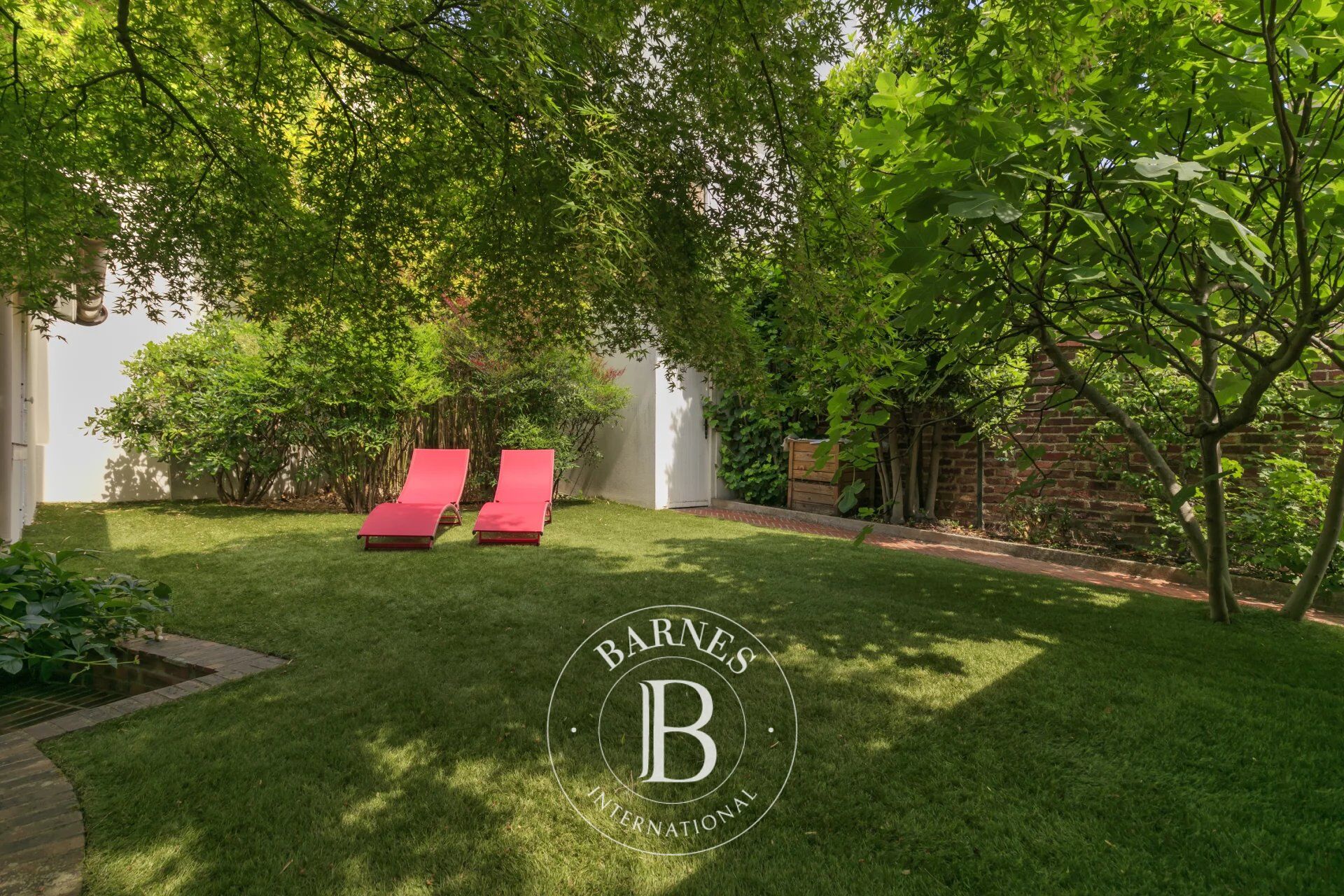 PUTEAUX CENTRE - TOWNHOUSE WITH GARDEN - 3 BEDROOMS AND 2 STUDIO APARTMENTS - picture 2