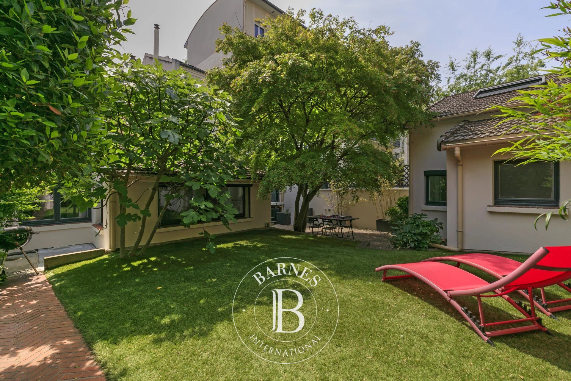 PUTEAUX CENTRE - TOWNHOUSE WITH GARDEN - 3 BEDROOMS AND 2 STUDIO APARTMENTS - picture 1