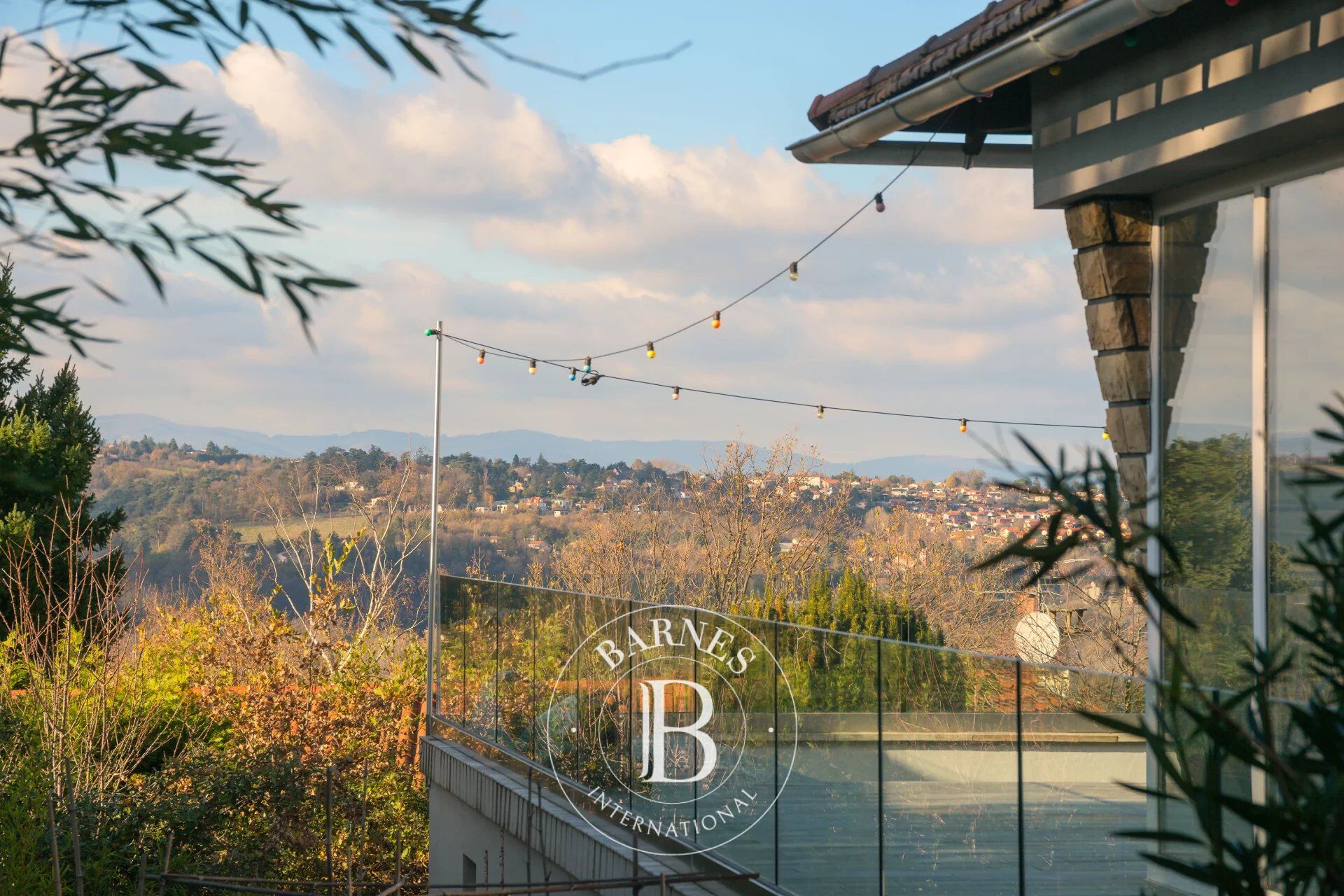 Ternay - Maison de village récente d'environ 220 m² - 4 chambres - Terrain d'environ 1 260 m² - picture 3