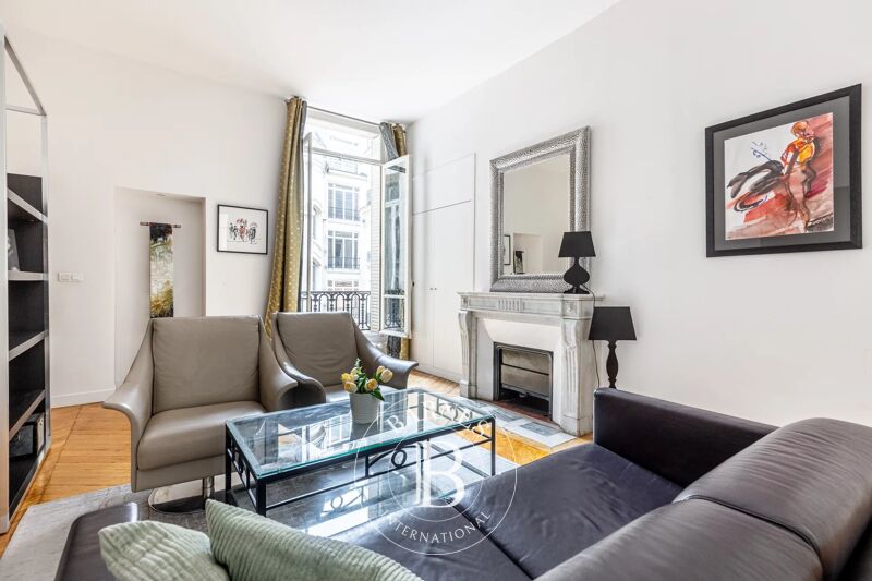 Rue de la Boétie -  2 bedrooms - Upper floor - Upmarket