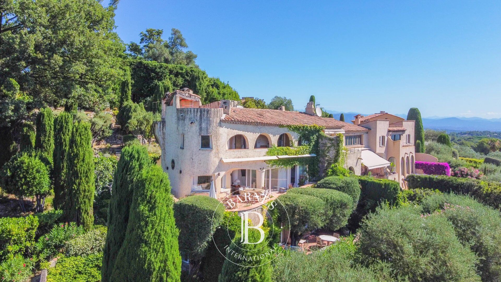 PROCHE MOUGINS - DOMAINE PRIVÉ DE CASTELLARAS – VILLA SIGNÉE JACQUES COUËLLE - picture 2