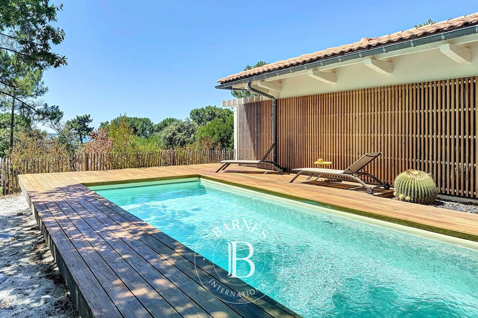 VILLA DE CHARME AVEC VUE SUR LE BASSIN, 5 CHAMBRES, AU PYLA-SUR-MER - picture 2