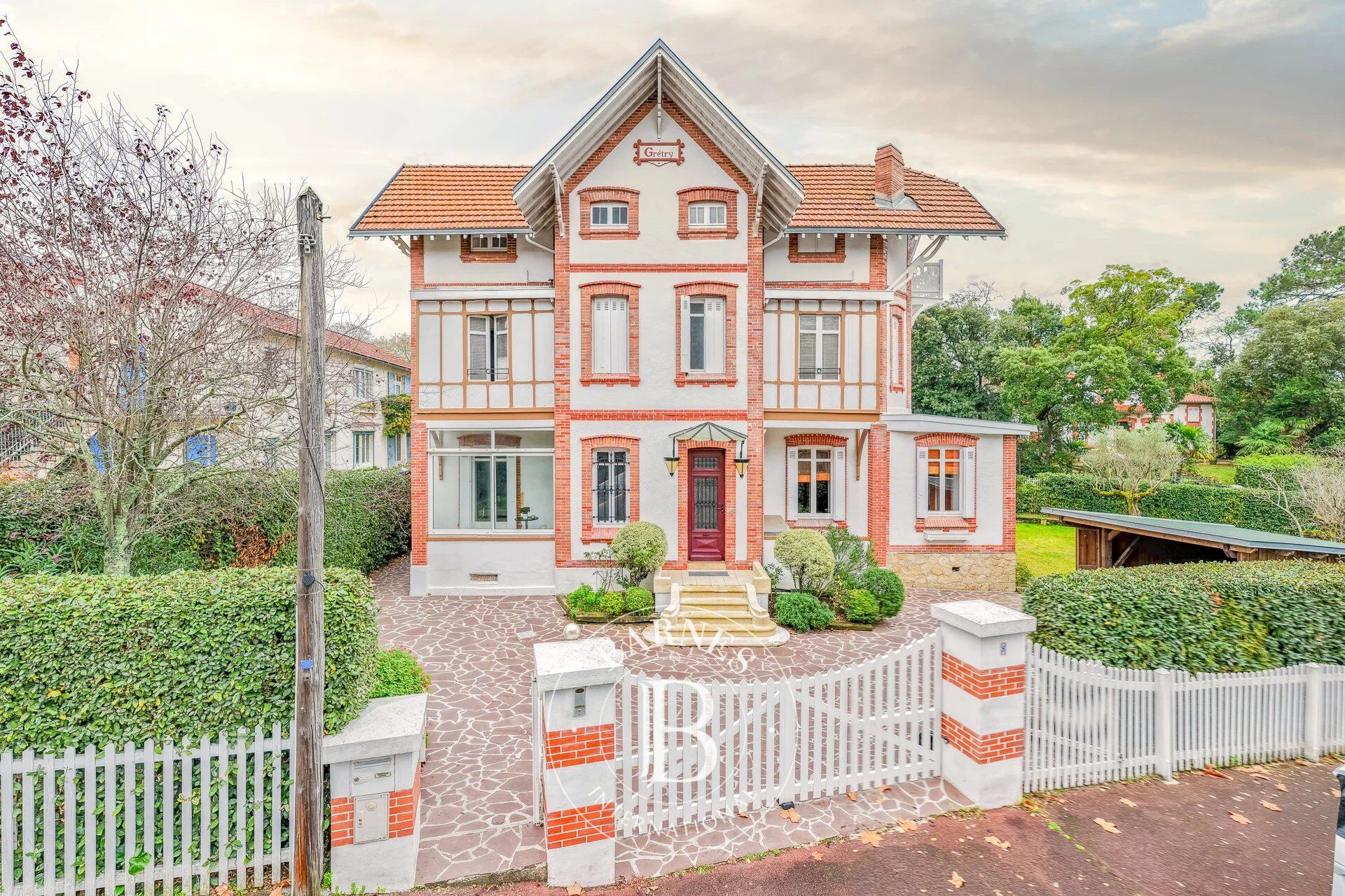 PROPRIÉTÉ FAMILIALE D’EXCEPTION DE 260 M² EN VILLE D’HIVER À ARCACHON - picture 1