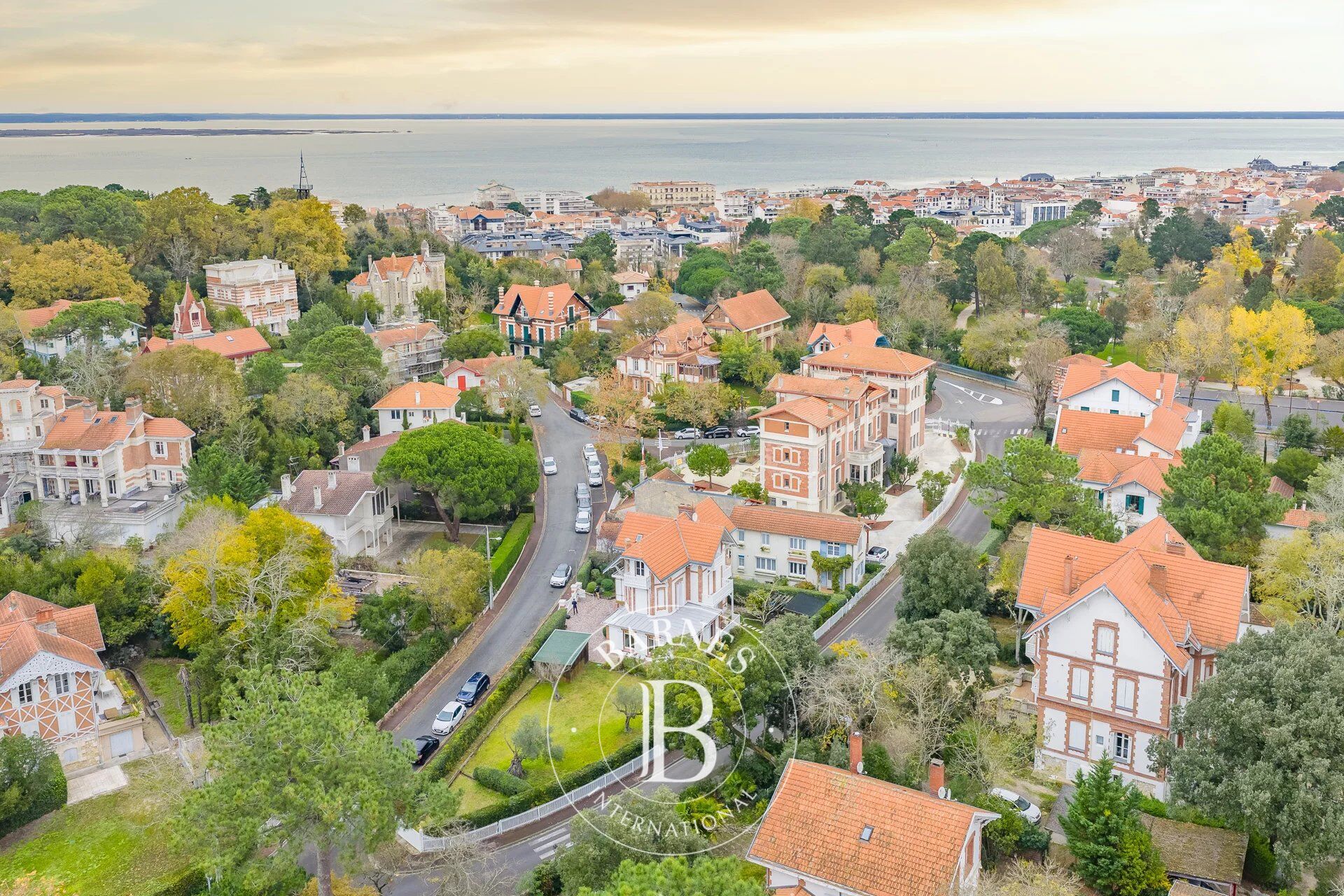 PROPRIÉTÉ FAMILIALE D’EXCEPTION DE 260 M² EN VILLE D’HIVER À ARCACHON - picture 3