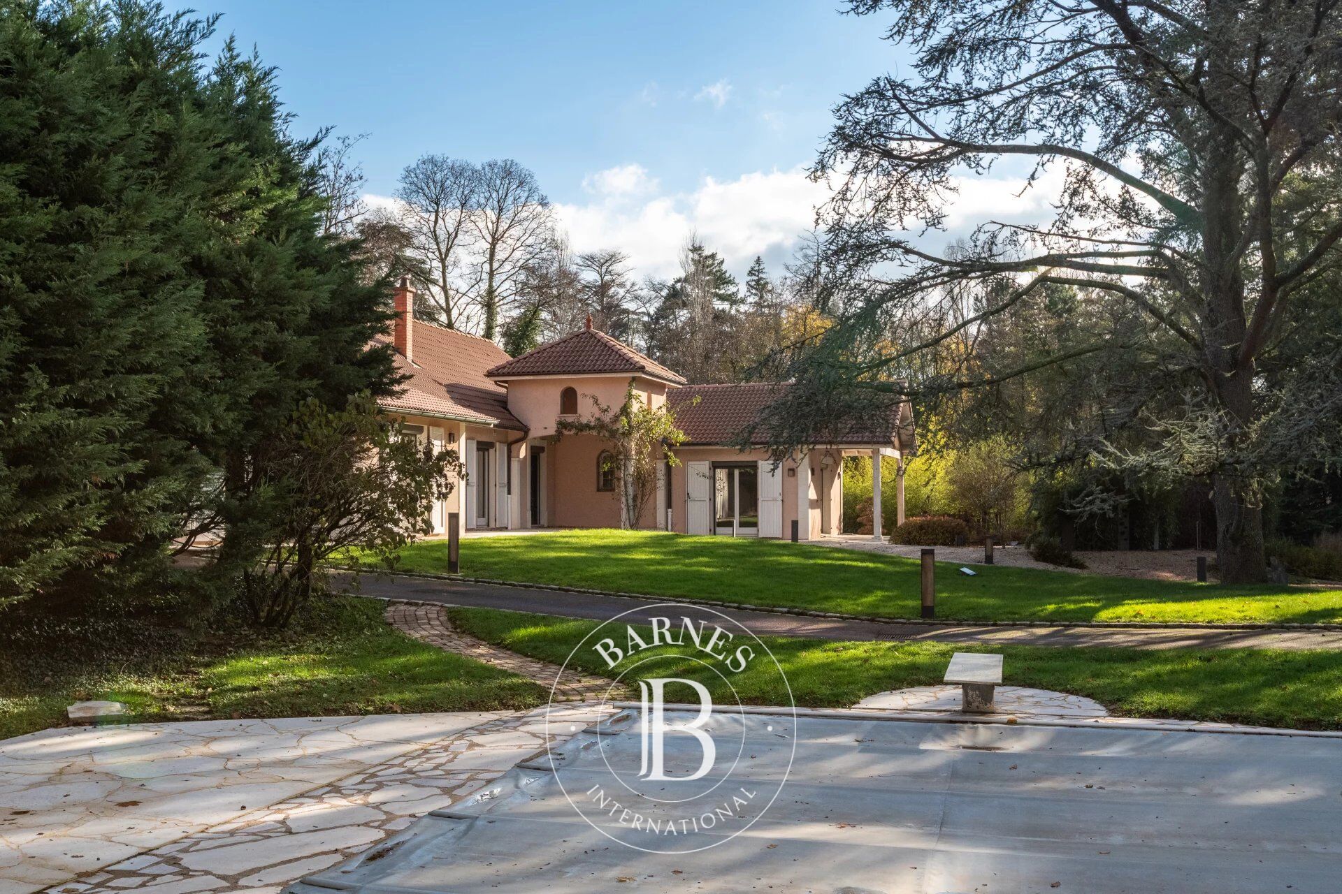 Ecully - Maison familiale d'environ 283 m² - Parc de 4600 m² avec piscine - 5 chambres - Garages - picture 1