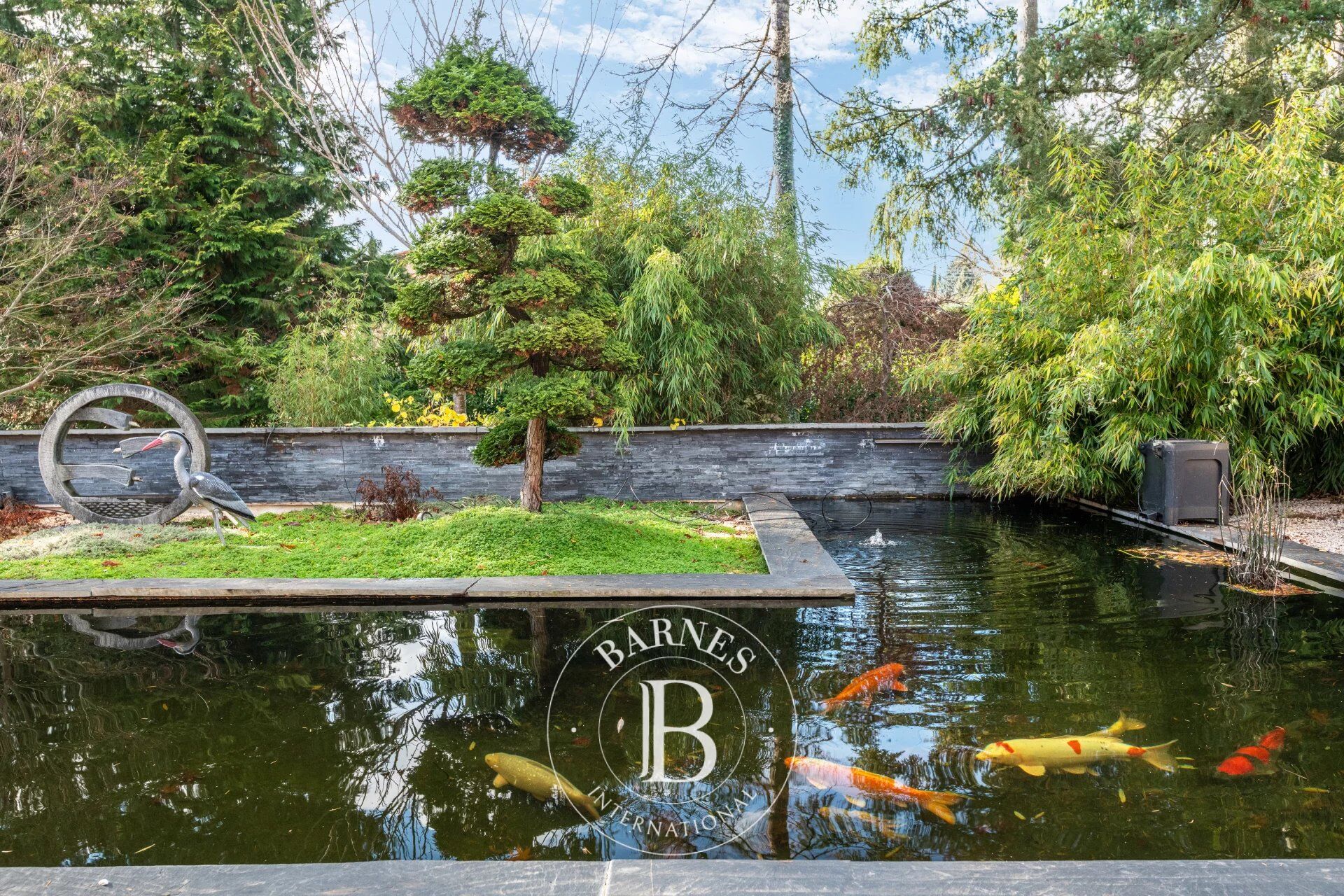 Ecully - Family home of approximately 283 sqm - 4,600 sqm of garden with swimming pool  - 5 bedrooms - Garage - picture 3