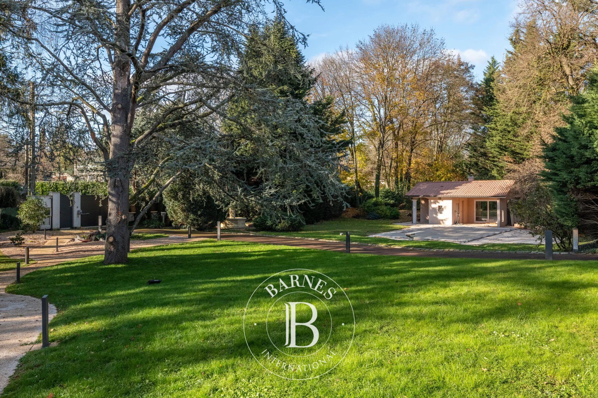 Ecully - Maison familiale d'environ 283 m² - Parc de 4600 m² avec piscine - 5 chambres - Garages - picture 2