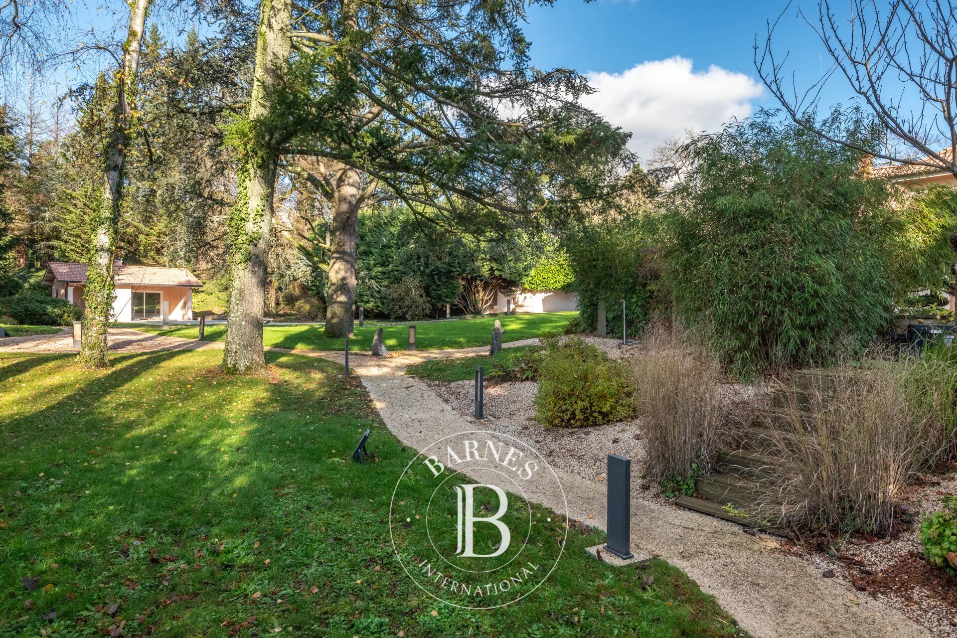 Ecully - Maison familiale d'environ 283 m² - Parc de 4600 m² avec piscine - 5 chambres - Garages - picture 3