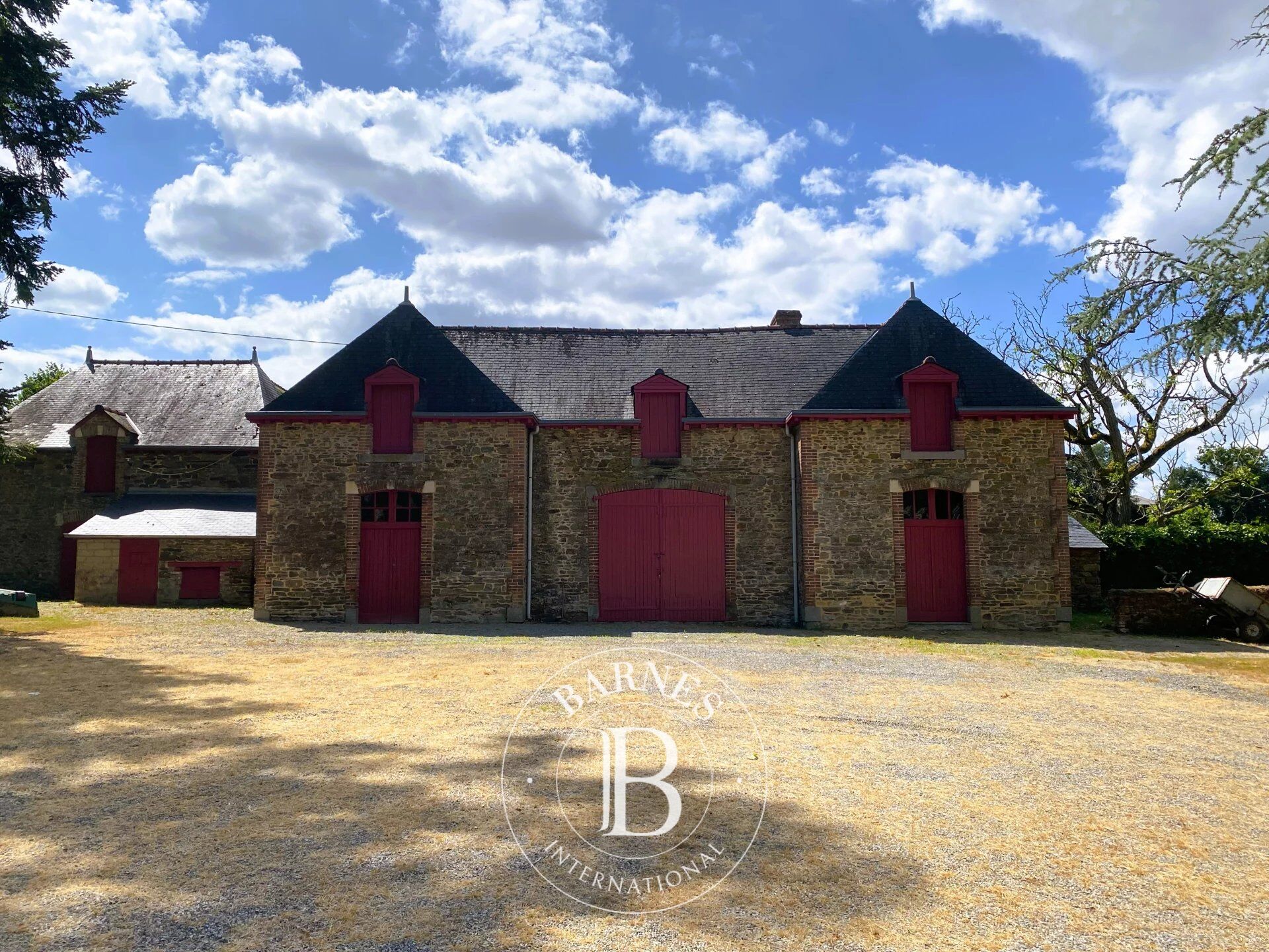 At the gates of Rennes – Castle of almost 394 m2 plus outbuildings – 1.9 ha of land - picture 2