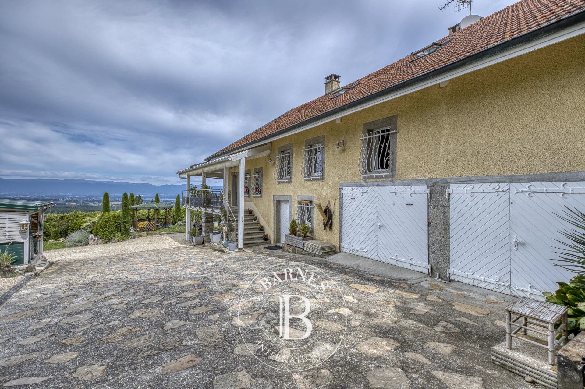 BARNES GENEVOIS - CRANVES SALES - CHARMING VAUDOIS FARMHOUSE With panArAMIC VIEWS - picture 3