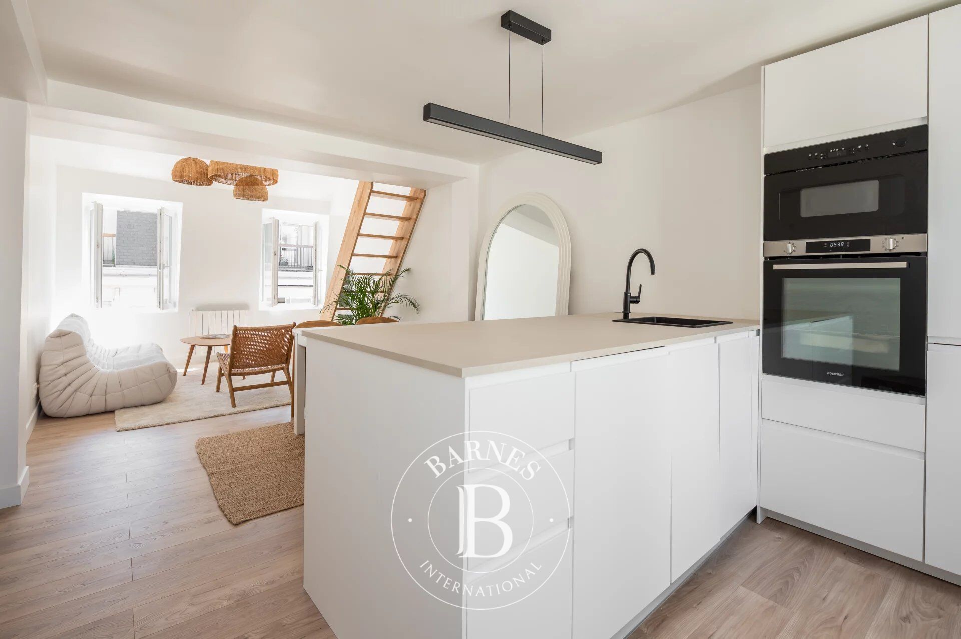 EXCLUSIVE LISTING - EUROPE-TRINITE - 1 OR 2 BEDROOMS - UPPER FLOOR - FULLY RENOVATED - HIGH-QUALITY AMENITIES - picture 3