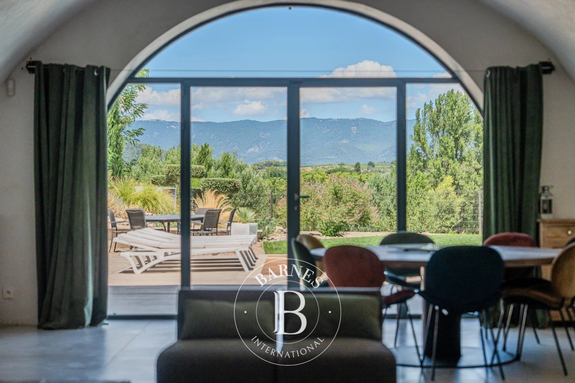 SOUTH LUBERON – LA TOUR D’AIGUES – RENOVATED PROPERTY WITH INDEPENDENT HOUSE – 400 SQM – SWIMMING POOL – 4,400 SQM LAND – PANORAMIC VIEW