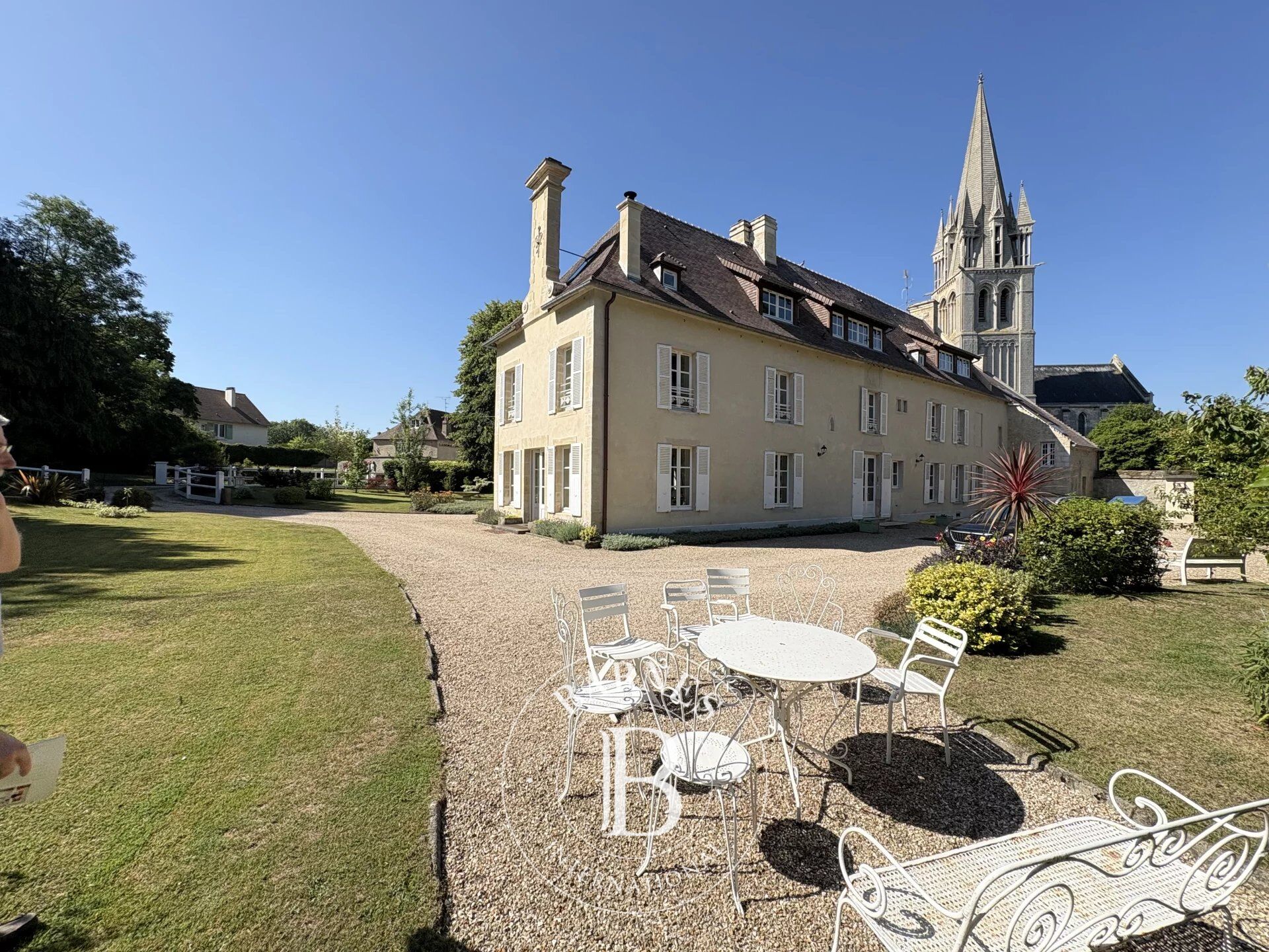 North Caen, 17th-century mansion (12 bedrooms) with 4,457m² (47,975 sq ft) of elegant landscaped grounds in the town centre - picture 1