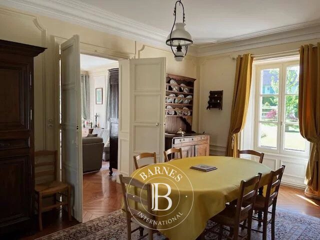 North Caen, 17th-century mansion (12 bedrooms) with 4,457m² (47,975 sq ft) of elegant landscaped grounds in the town centre - picture 3