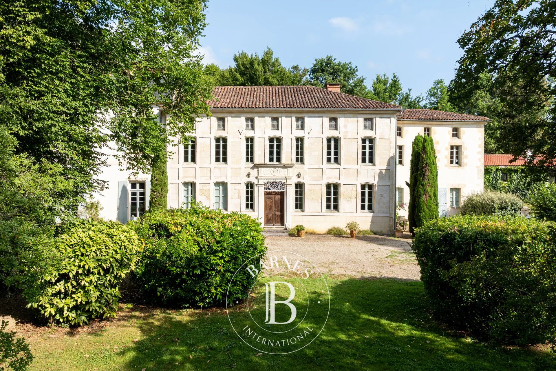 LES LANDES, 700 M² CHÂTEAU, 45 MINUTES FROM THE BEACHES - picture 1