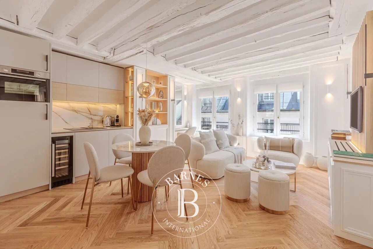 PARIS 1 - Saint-Honoré / Louvre - 5th floor with lift - Exceptional pied- à-terre - picture 1