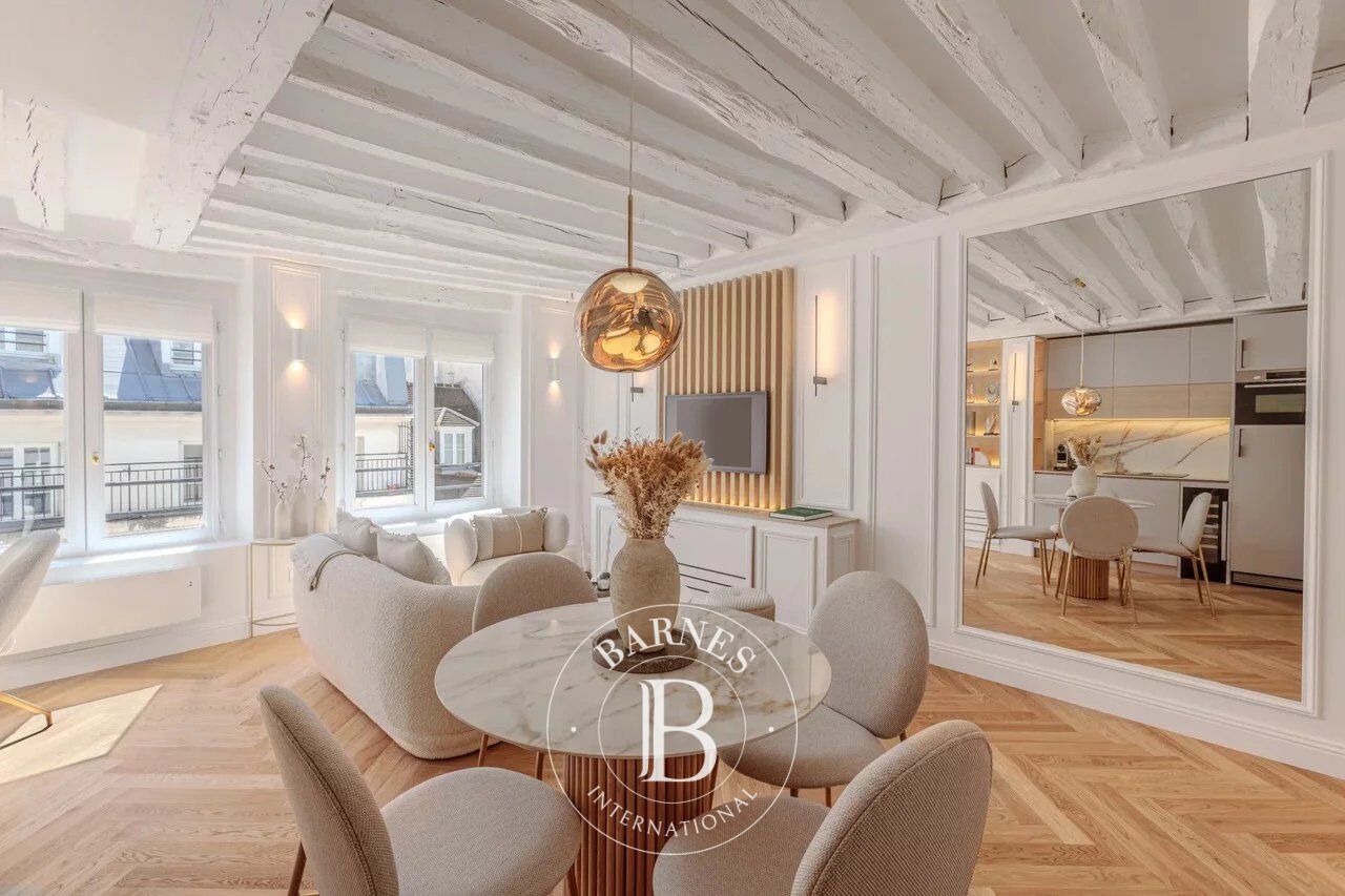 PARIS 1 - Saint-Honoré / Louvre - 5th floor with lift - Exceptional pied- à-terre - picture 2