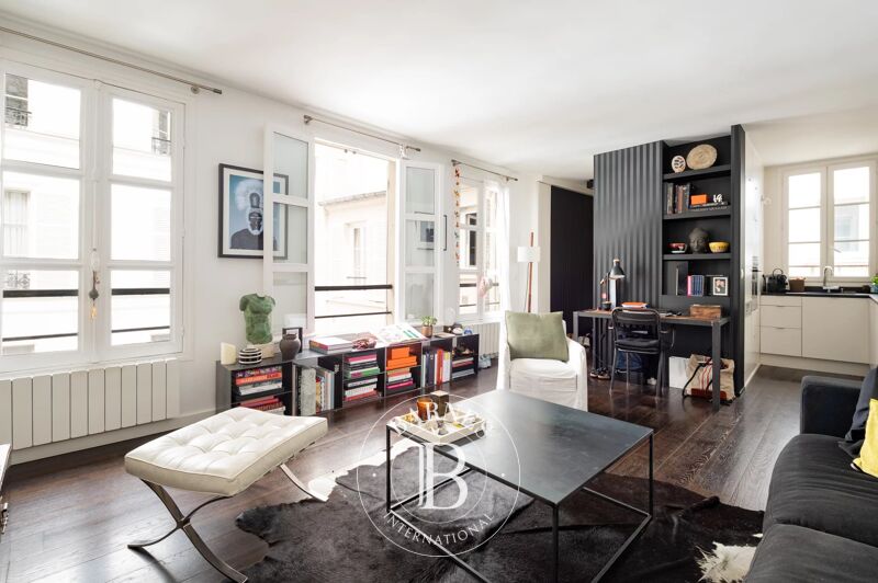 SOLE LISTING - PARIS 9 - DROUOT - 3rd AND TOP FLOOR - ONE BEDROOM - VOLUME - LIGHT