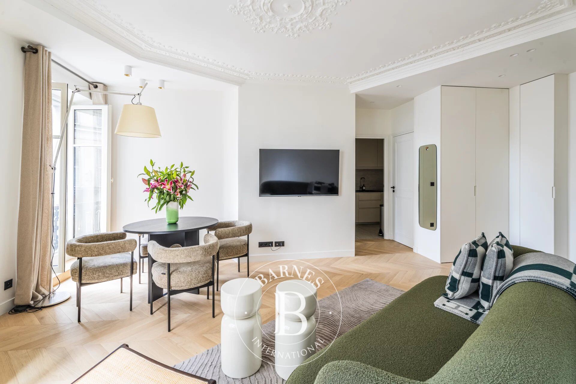 PARIS 18 - AU COEUR DE MONTMARTRE -  2 CHAMBRES - ASCENSEUR - REFAIT A NEUF - picture 2