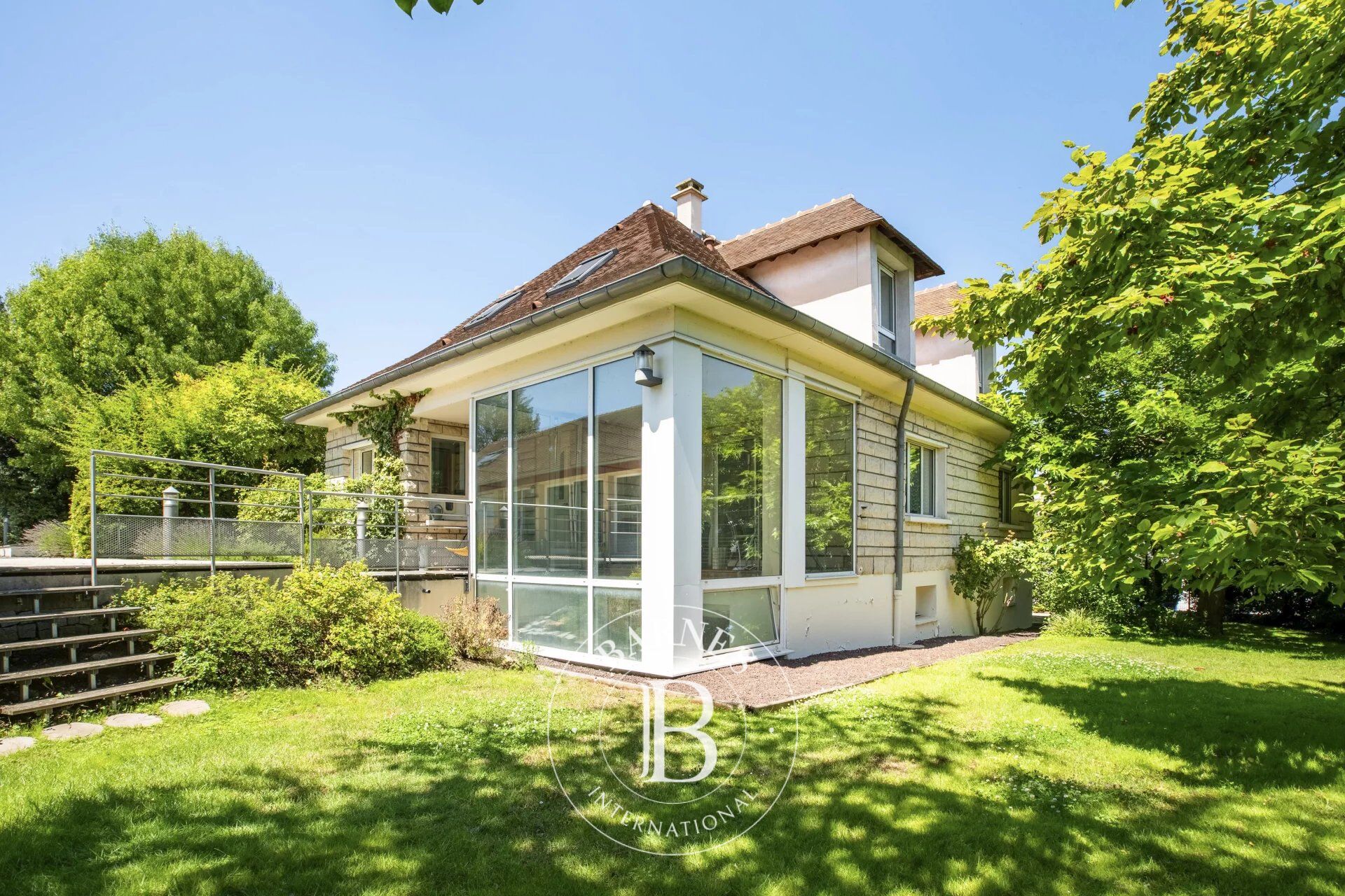 Chambourcy - close to conveniences - house with indoor swimming pool - picture 1