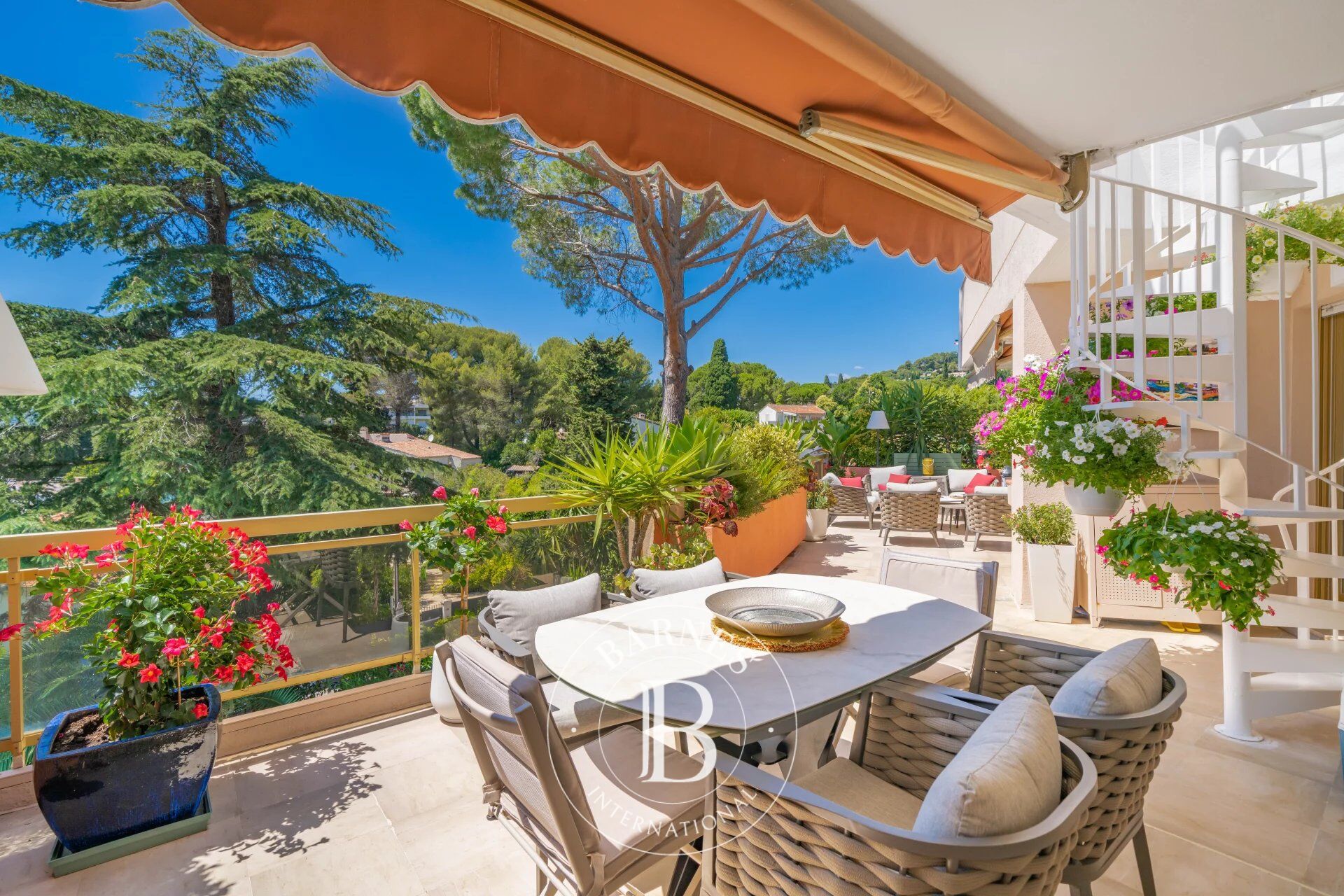 CANNES MONTFLEURY - BARE OWNERSHIP 76-YEAR-OLD MAN - PENTHOUSE WITH PRIVATE ROOF TERRACE IN HIGH-END RESIDENCE WITH SWIMMING POOL - picture 1