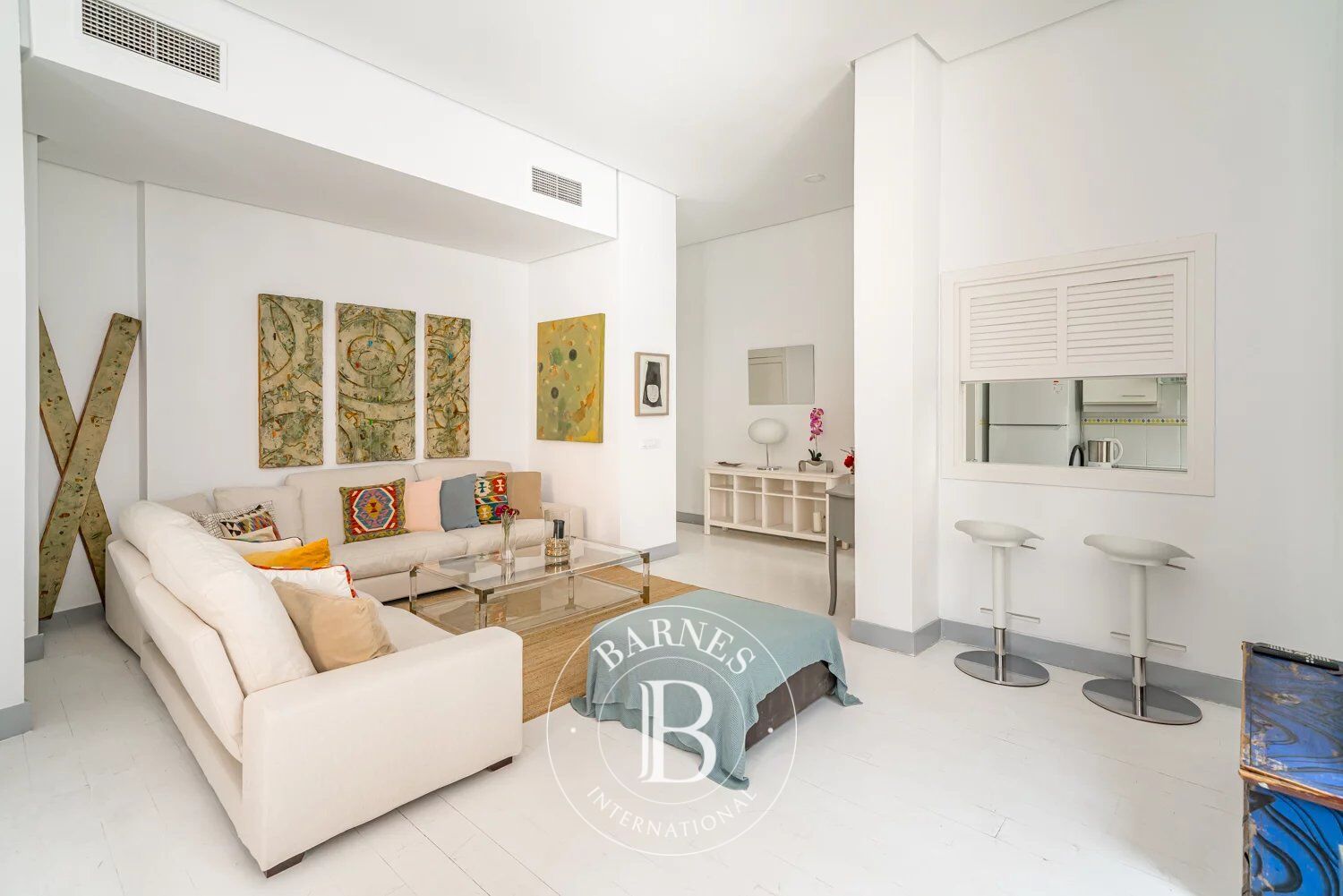 Madrid – City Center | Furnished exterior apartment with 2 bedrooms and 3 balconies facing the street - picture 3