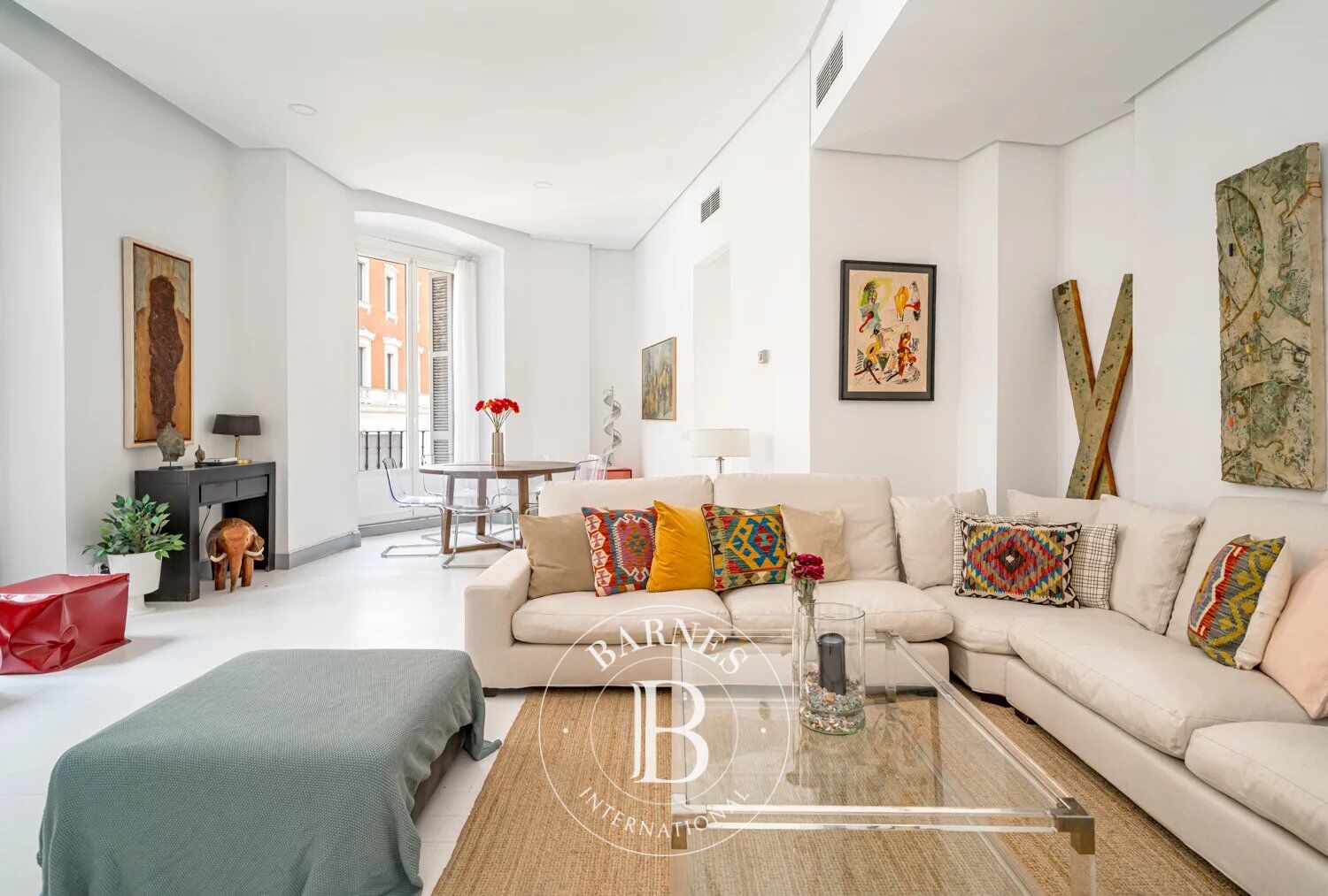 Madrid – City Center | Furnished exterior apartment with 2 bedrooms and 3 balconies facing the street - picture 2
