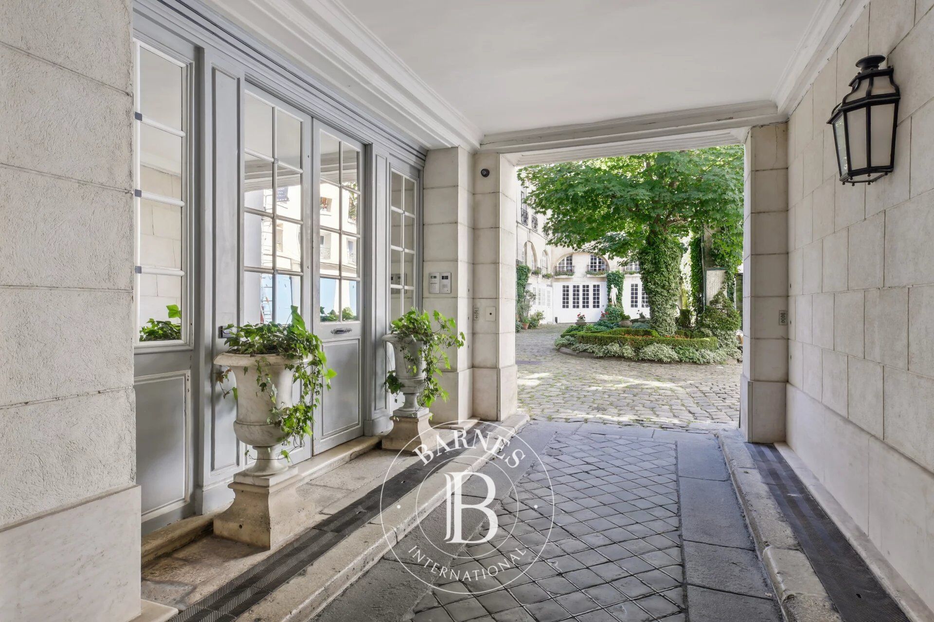 Paris 7 - EXCLUSIVITÉ - Quai Voltaire - Bon état - Calme et lumineux - Copropriété de Standing - picture 3