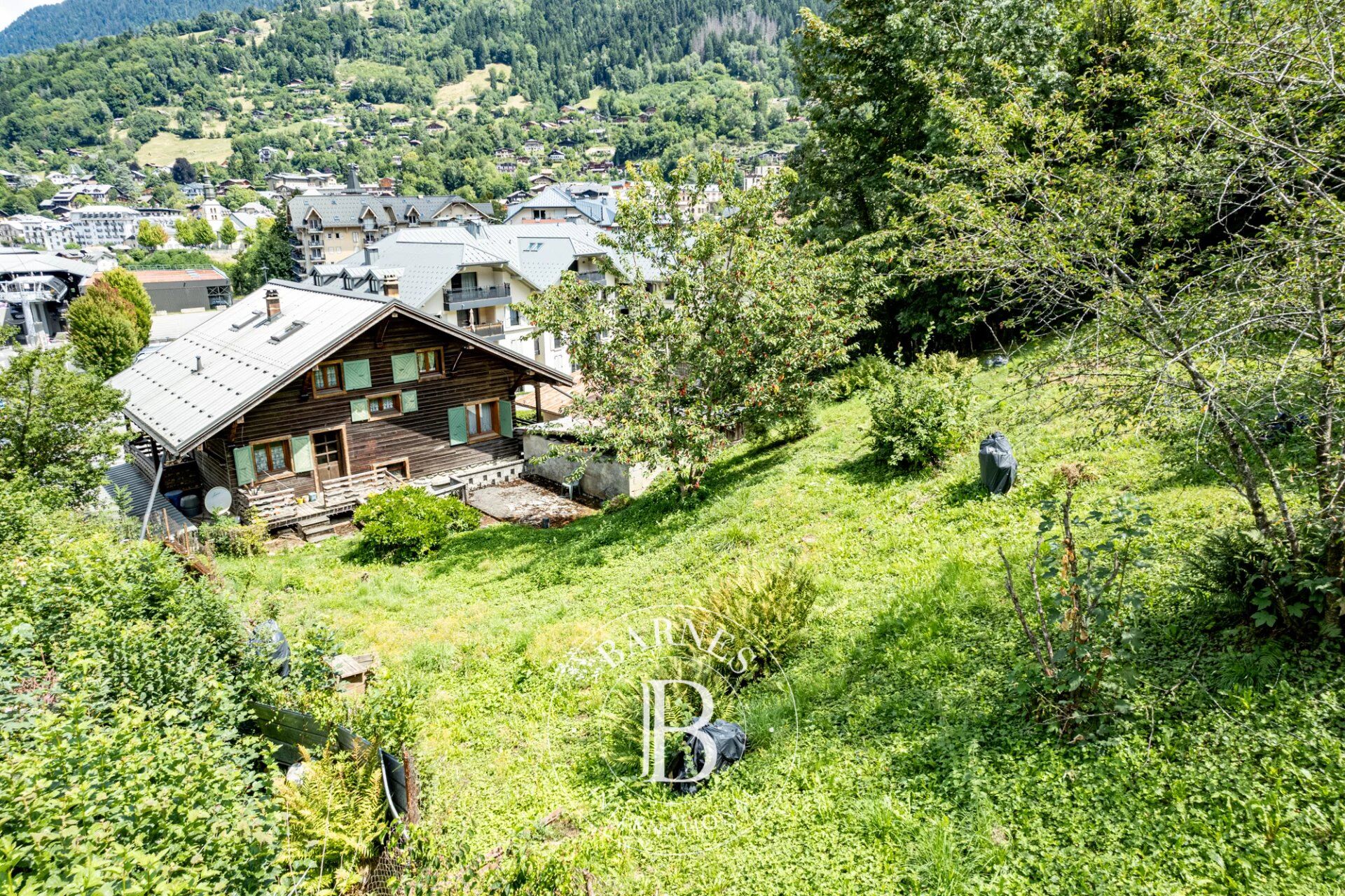 BARNES SAINT-GERVAIS – TRADITIONAL CHALET TO RENOVATE – CLOSE TO ALL AMENITIES - picture 1