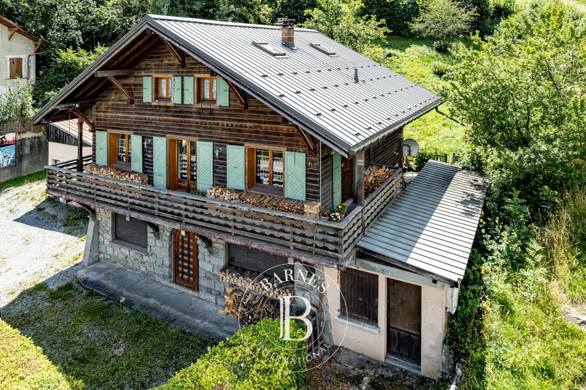 BARNES SAINT-GERVAIS – TRADITIONAL CHALET TO RENOVATE – CLOSE TO ALL AMENITIES - picture 2
