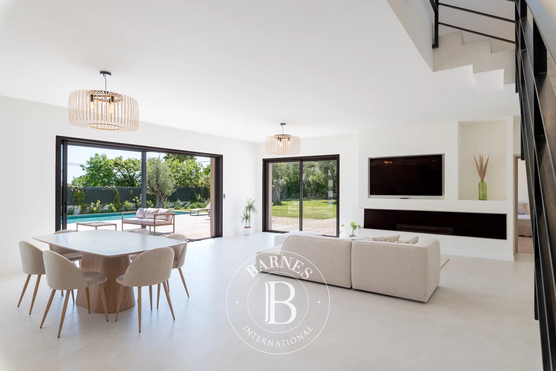 Roquefort-les-Pins - Quartier résidentiel très prisé au calme - Villa contemporaine neuve aux finitions haut de gamme - picture 2