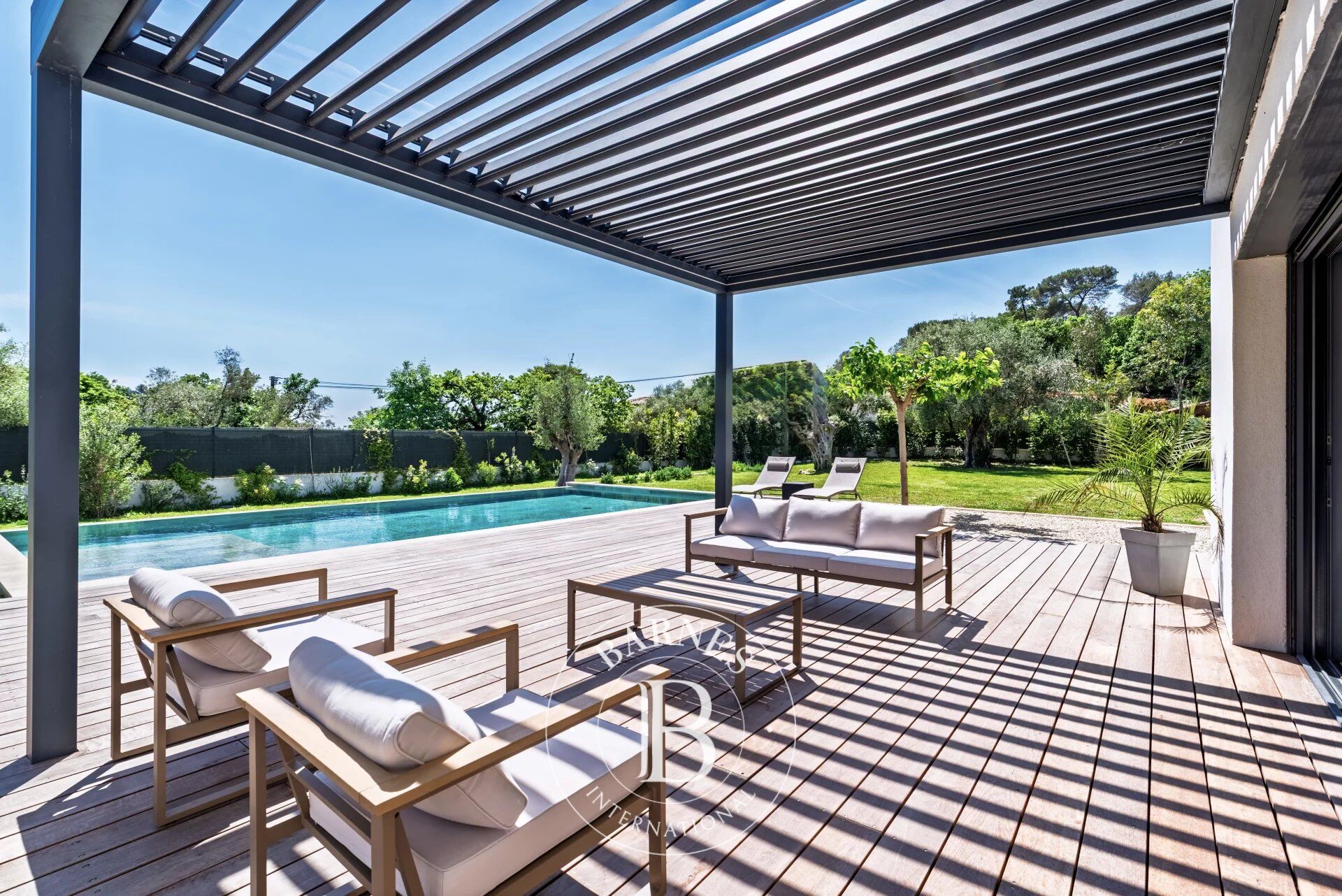 Roquefort-les-Pins - Quartier résidentiel très prisé au calme - Villa contemporaine neuve aux finitions haut de gamme - picture 2