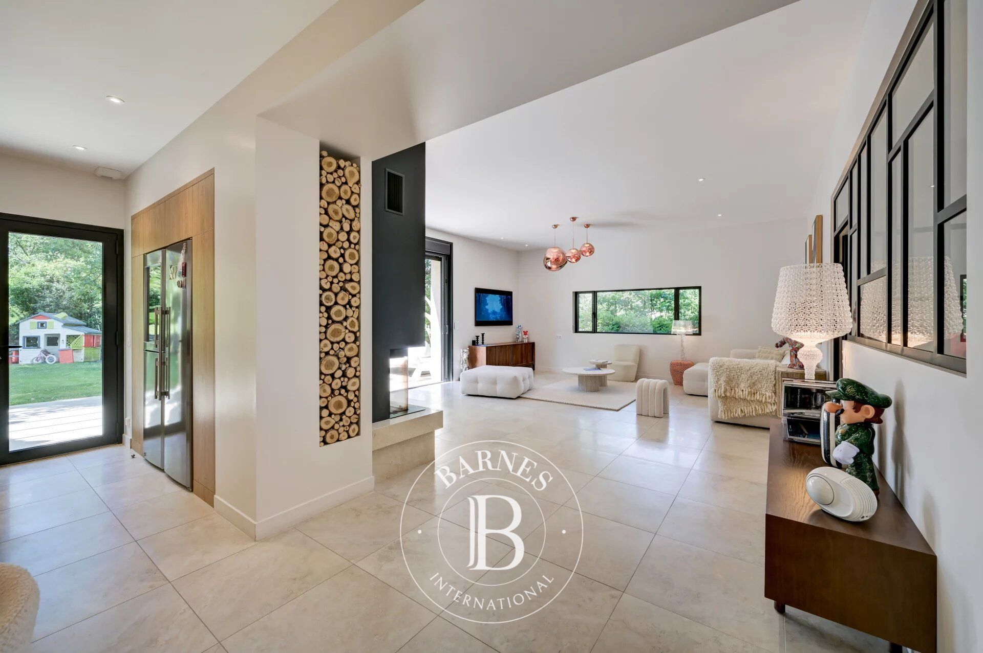 AIX-EN-PROVENCE – PRIVATE ESTATE – CONTEMPORARY VILLA 270 sqm– 5 BEDROOMS – INDEPENDENT APARTMENT – LANDSCAPED GROUNDS 2,153 sqm – HEATED POOL – ABSOLUTE TRANQUILITY - picture 2