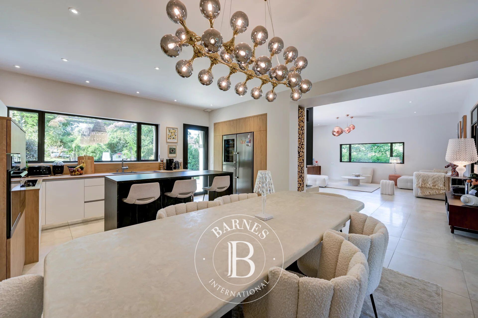 AIX-EN-PROVENCE – PRIVATE ESTATE – CONTEMPORARY VILLA 270 sqm– 5 BEDROOMS – INDEPENDENT APARTMENT – LANDSCAPED GROUNDS 2,153 sqm – HEATED POOL – ABSOLUTE TRANQUILITY - picture 3