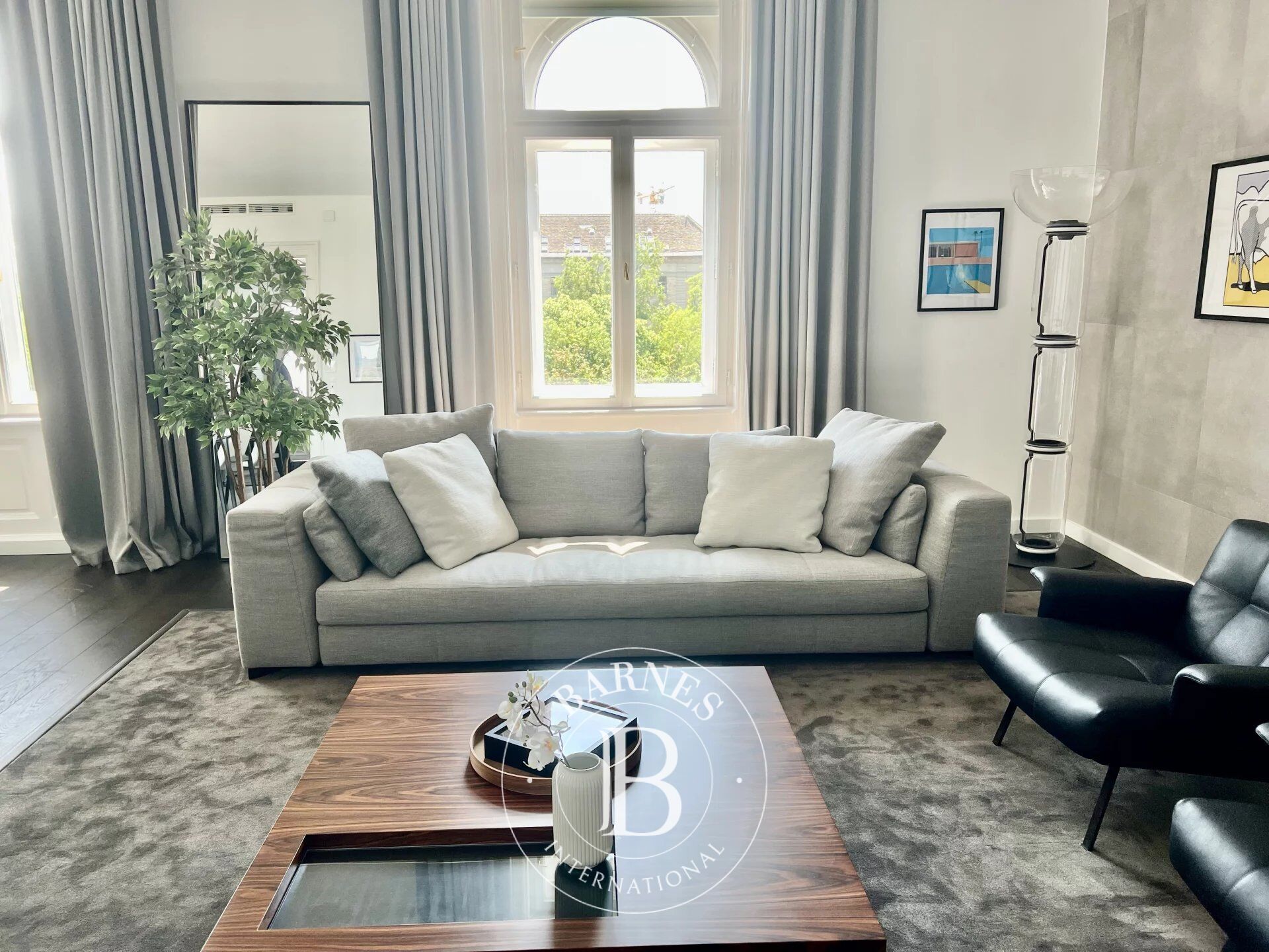 Stylish 2-Bedroom Apartment for Sale on the Renovated Klauzál Square - picture 3