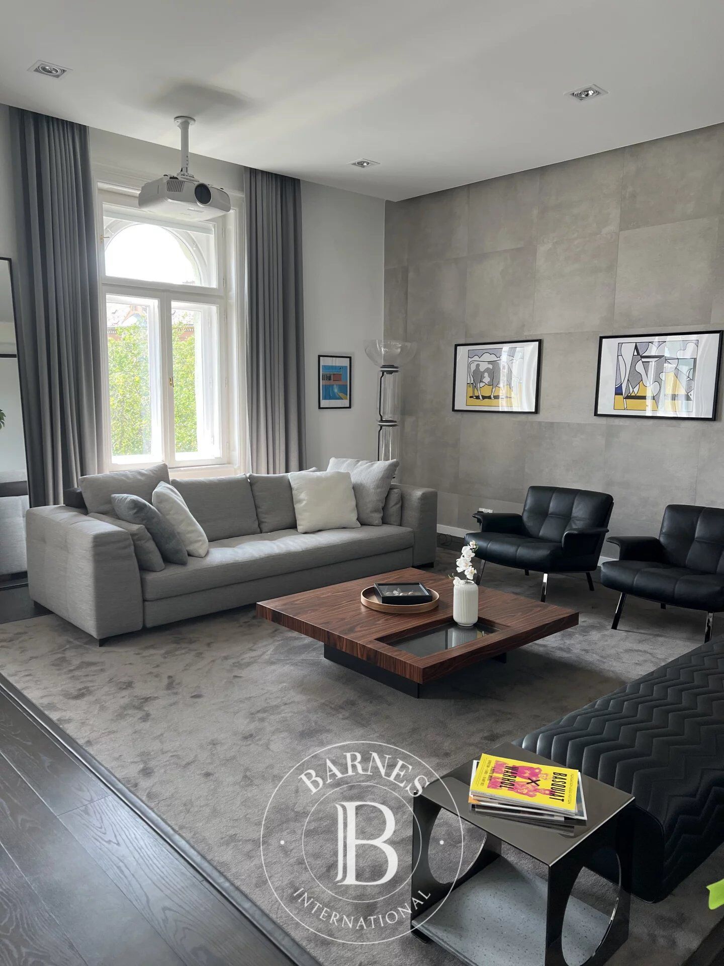 Stylish 2-Bedroom Apartment for Sale on the Renovated Klauzál Square - picture 2