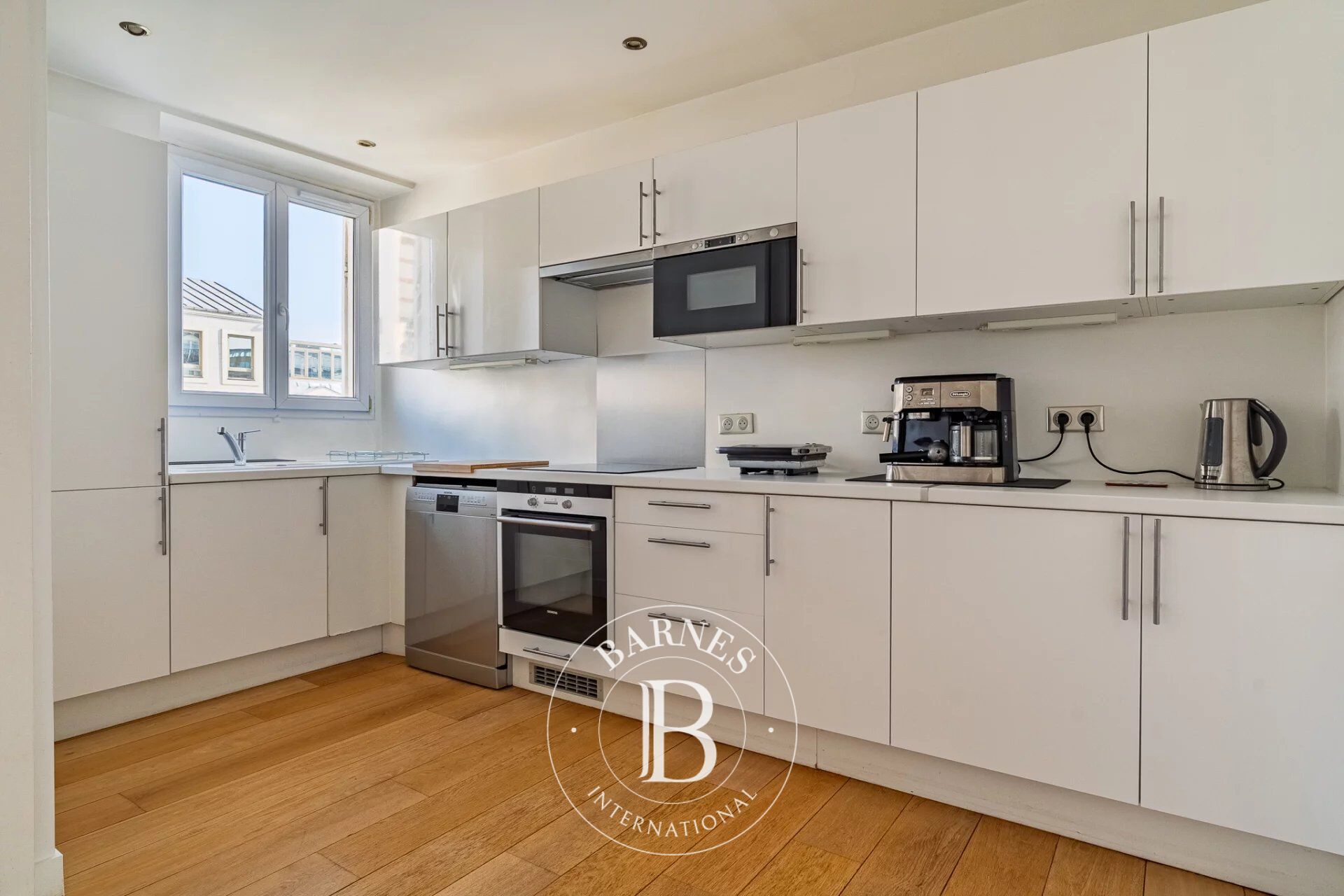 Exclusive listing - Neuilly-Pont de Neuilly - Top floor - Duplex apartment - 2 bedrooms - Charm and atypical style - Near Metro line 1 and shops - picture 3