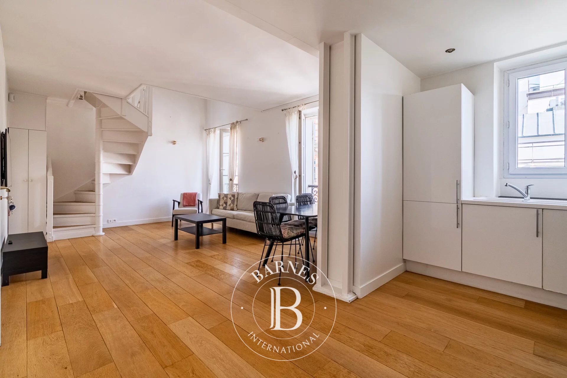 Exclusive listing - Neuilly-Pont de Neuilly - Top floor - Duplex apartment - 2 bedrooms - Charm and atypical style - Near Metro line 1 and shops - picture 2