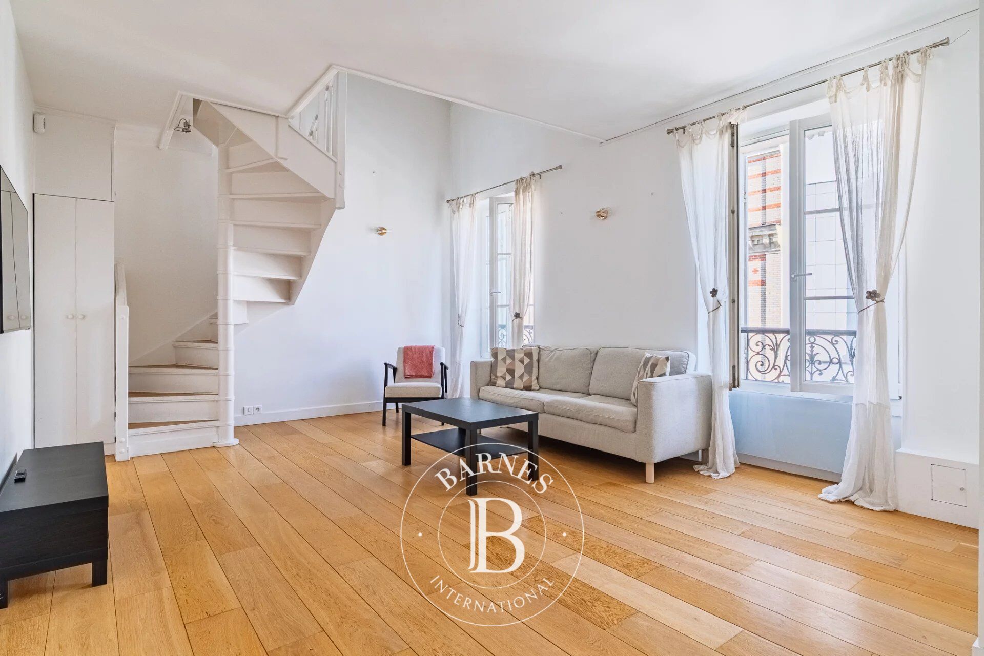 Exclusive listing - Neuilly-Pont de Neuilly - Top floor - Duplex apartment - 2 bedrooms - Charm and atypical style - Near Metro line 1 and shops - picture 1